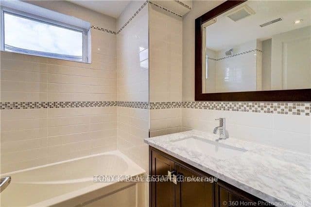 1 Aura Lea Boulevard, Toronto, ON M9M 1K2