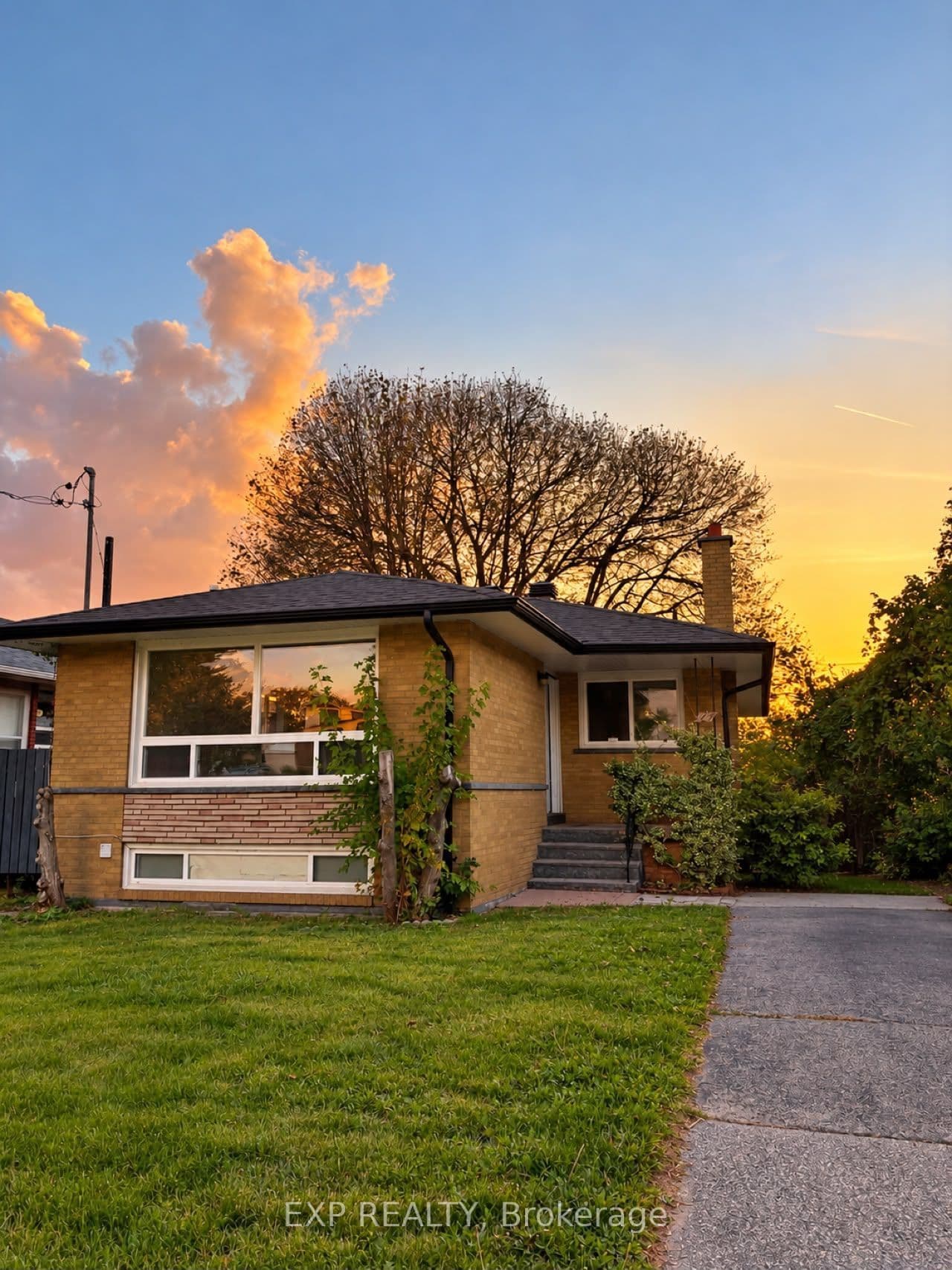 24 Cora Crescent, Toronto, ON M1P 4M4