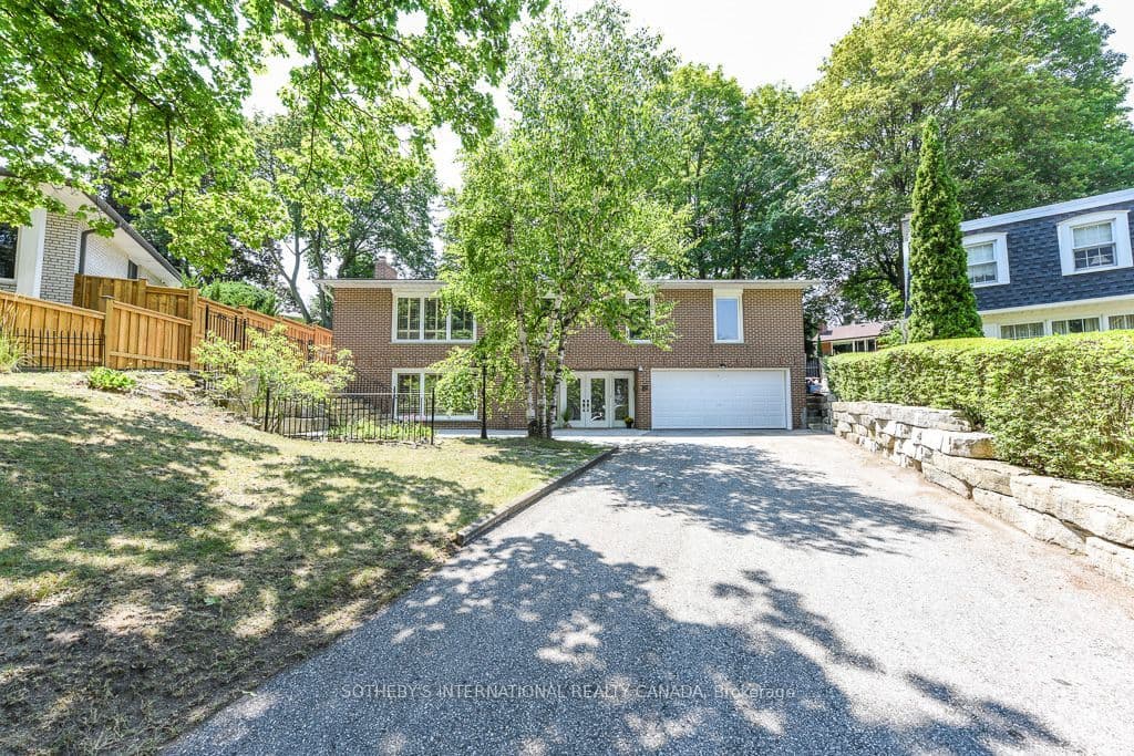 31 Queensborough Crescent, Toronto, ON M9R 1A1
