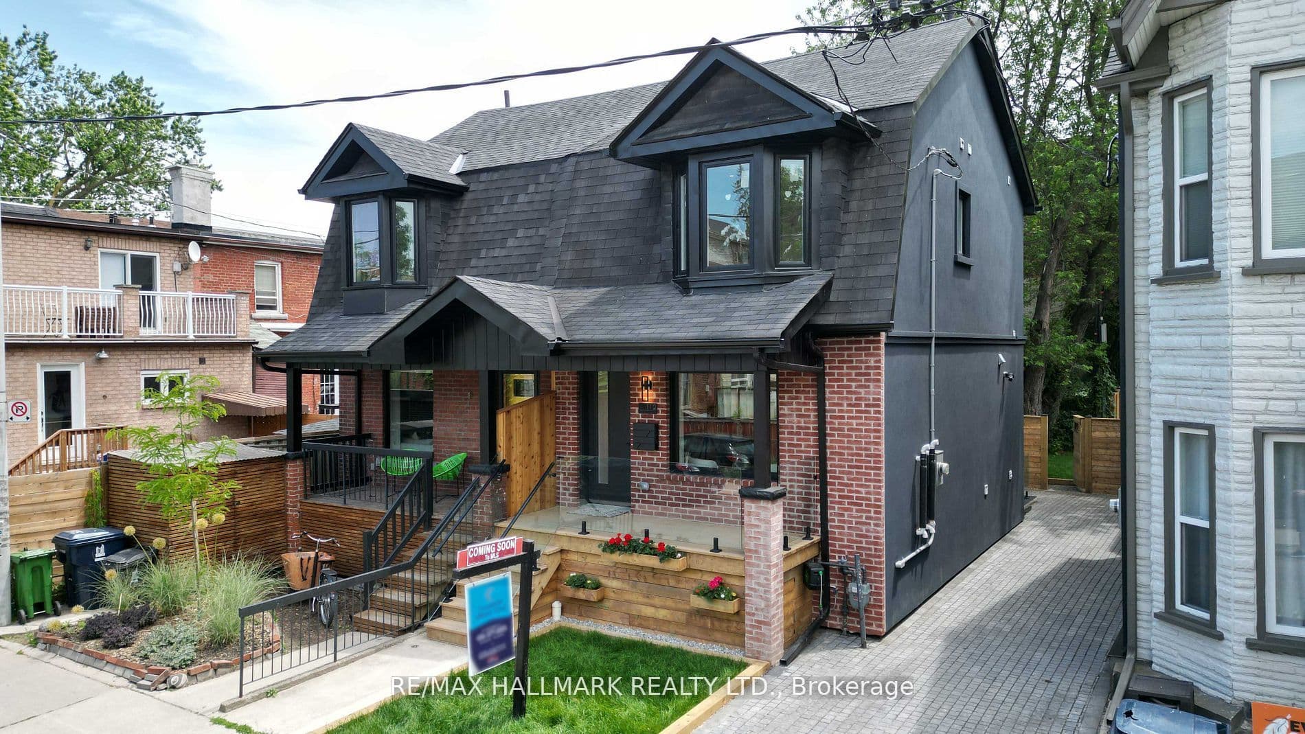 1 1/2 Delaney Crescent, Toronto, ON M6K 1P9