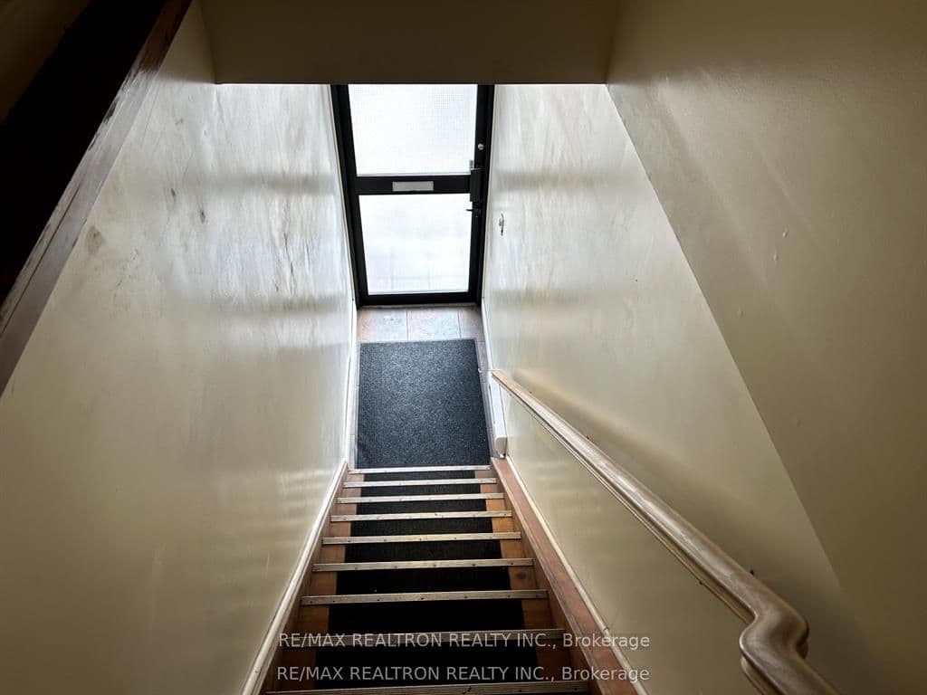 588 Danforth Avenue 3, Toronto, ON M4K 1R1