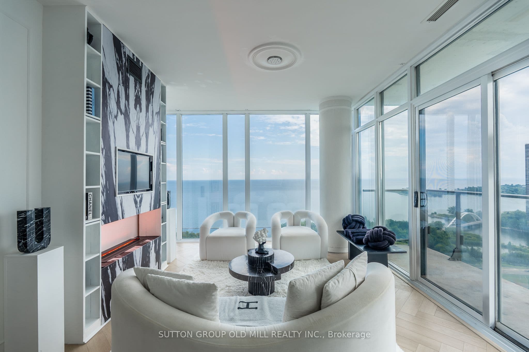 103 The Queensway 2505, Toronto, ON M6S 5B3