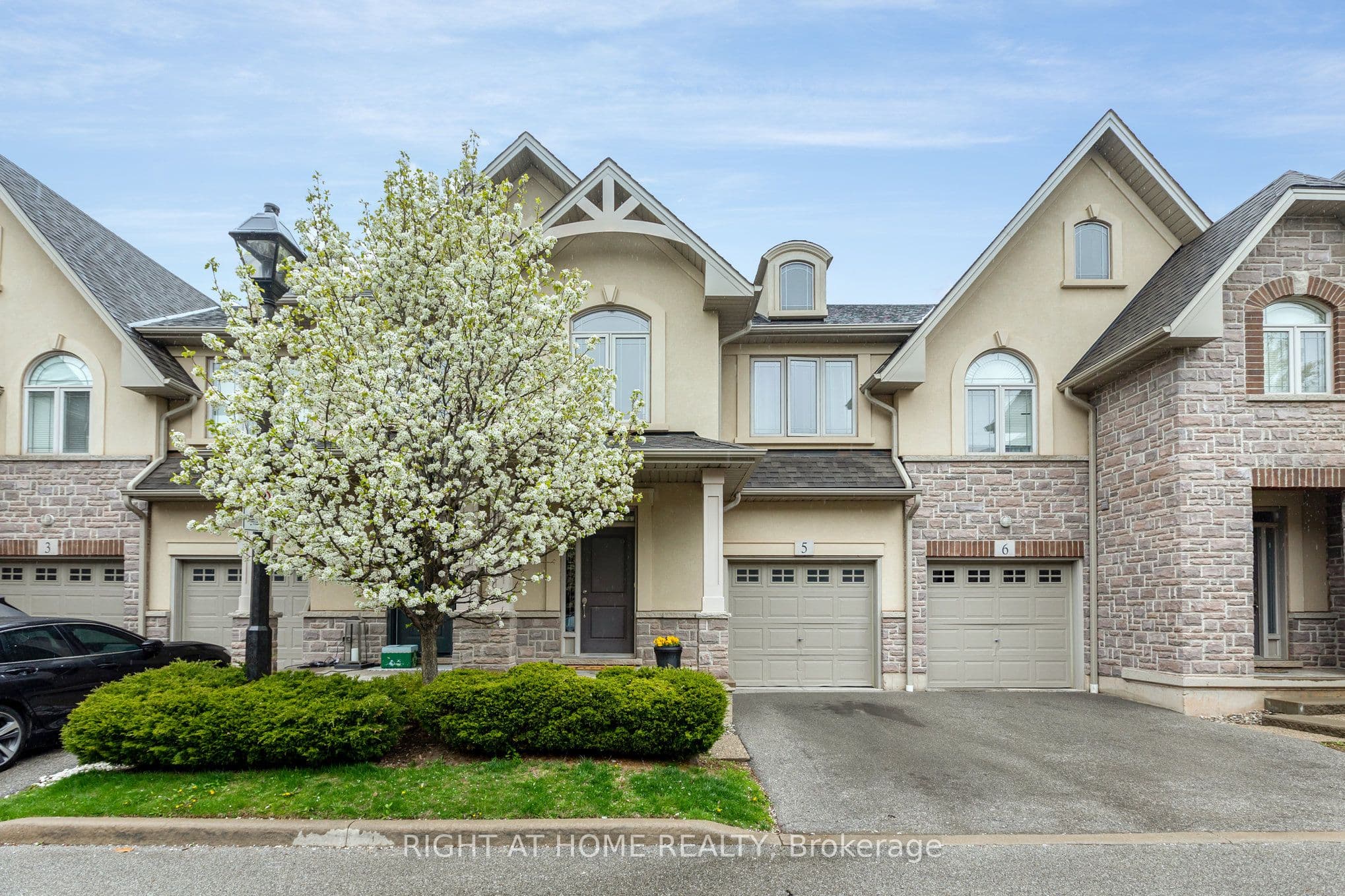 5056 New Street 5, Burlington, ON L7L 1V1