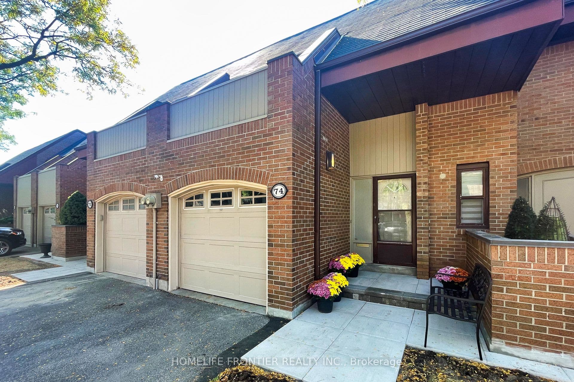 74 Flaming Roseway, Toronto, ON M2N 5W8