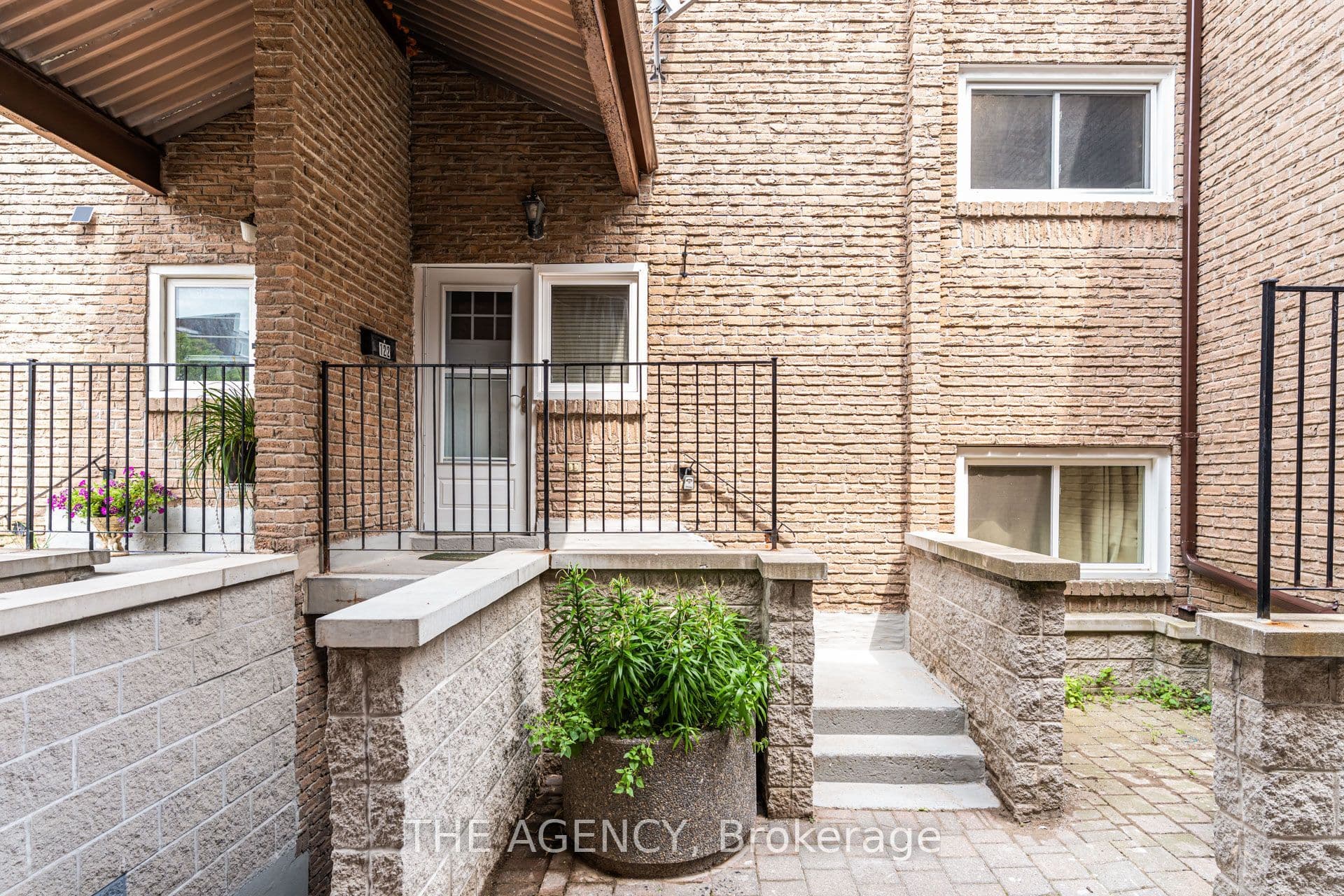 50 Scarborough Golf Club Road 122, Toronto, ON M1M 3T5