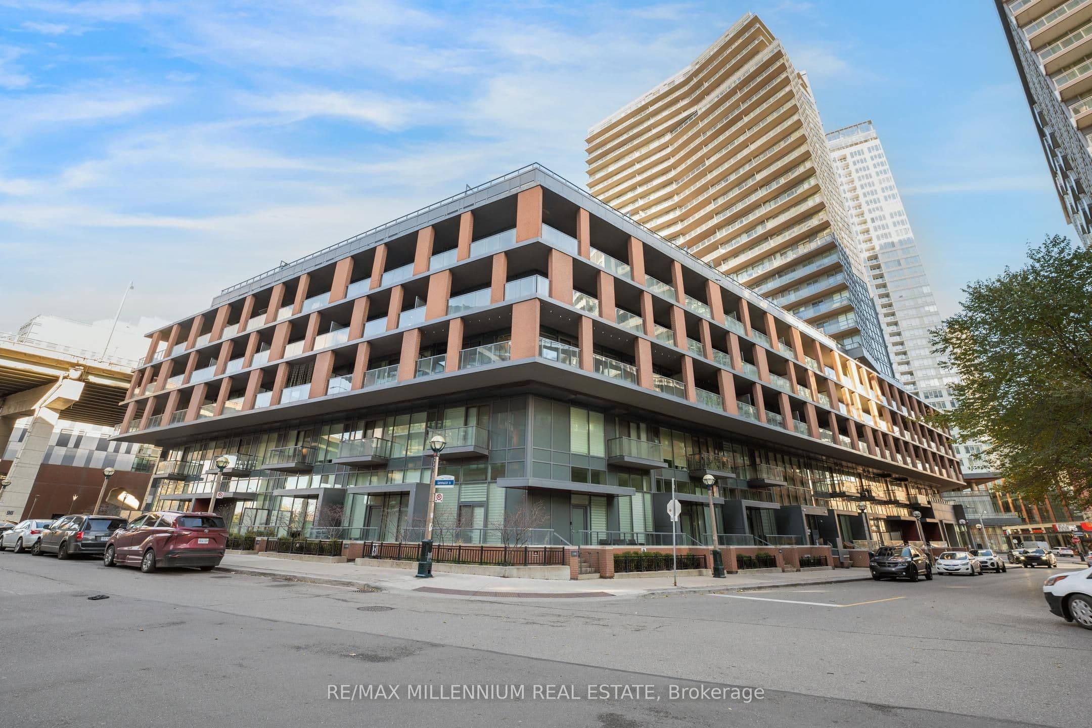 20 Bruyeres Mews 802, Toronto, ON M5V 0G8