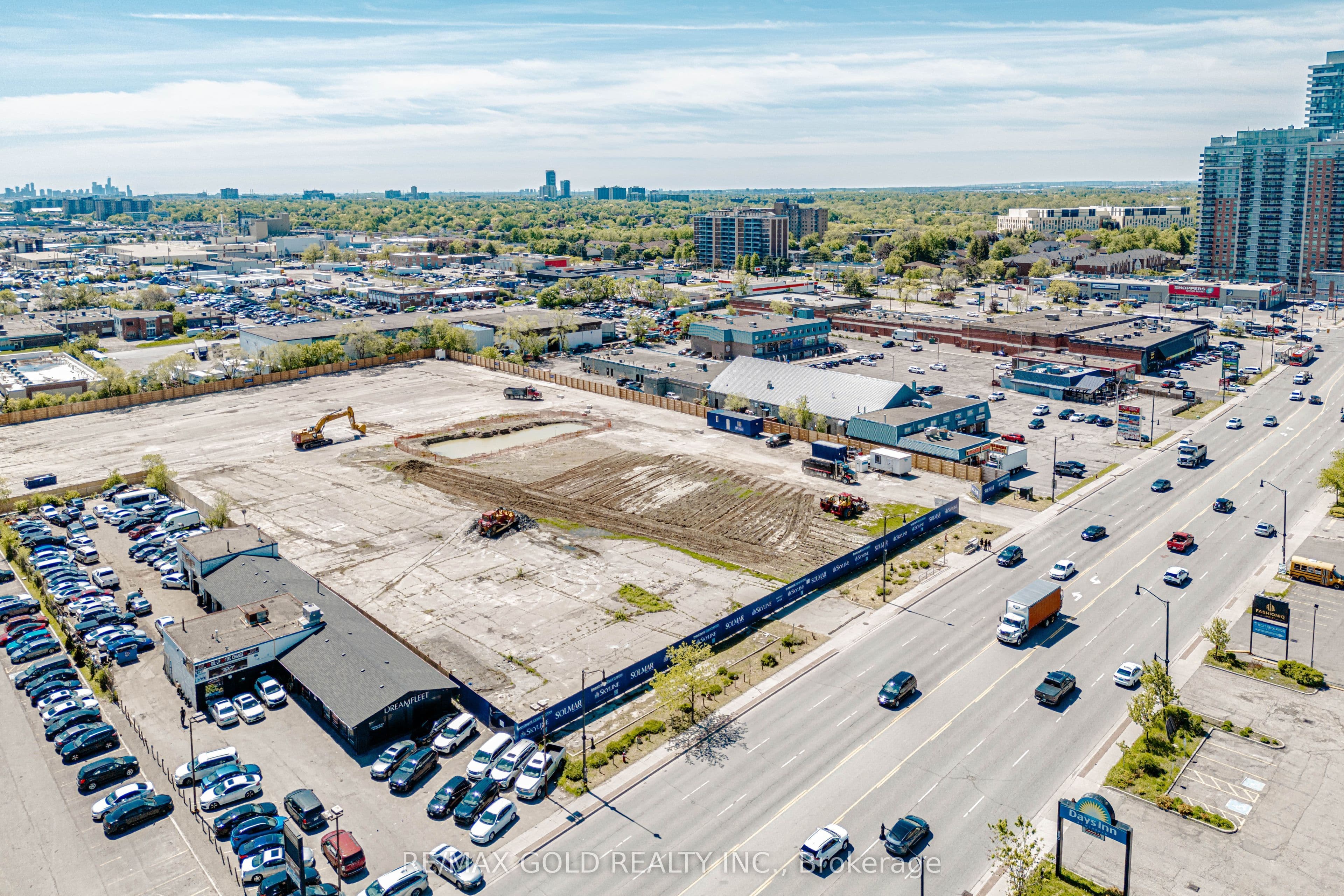 243 Queen Street E G1, Brampton, ON L6W 2B5