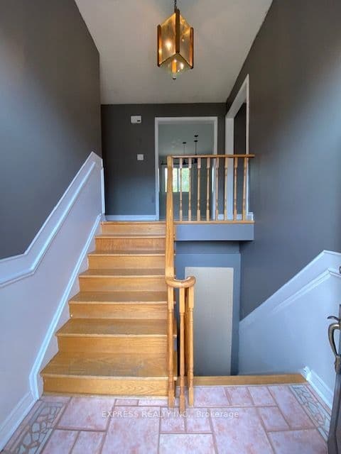 2 Pearson Avenue Main, Richmond Hill, ON L4C 6T5