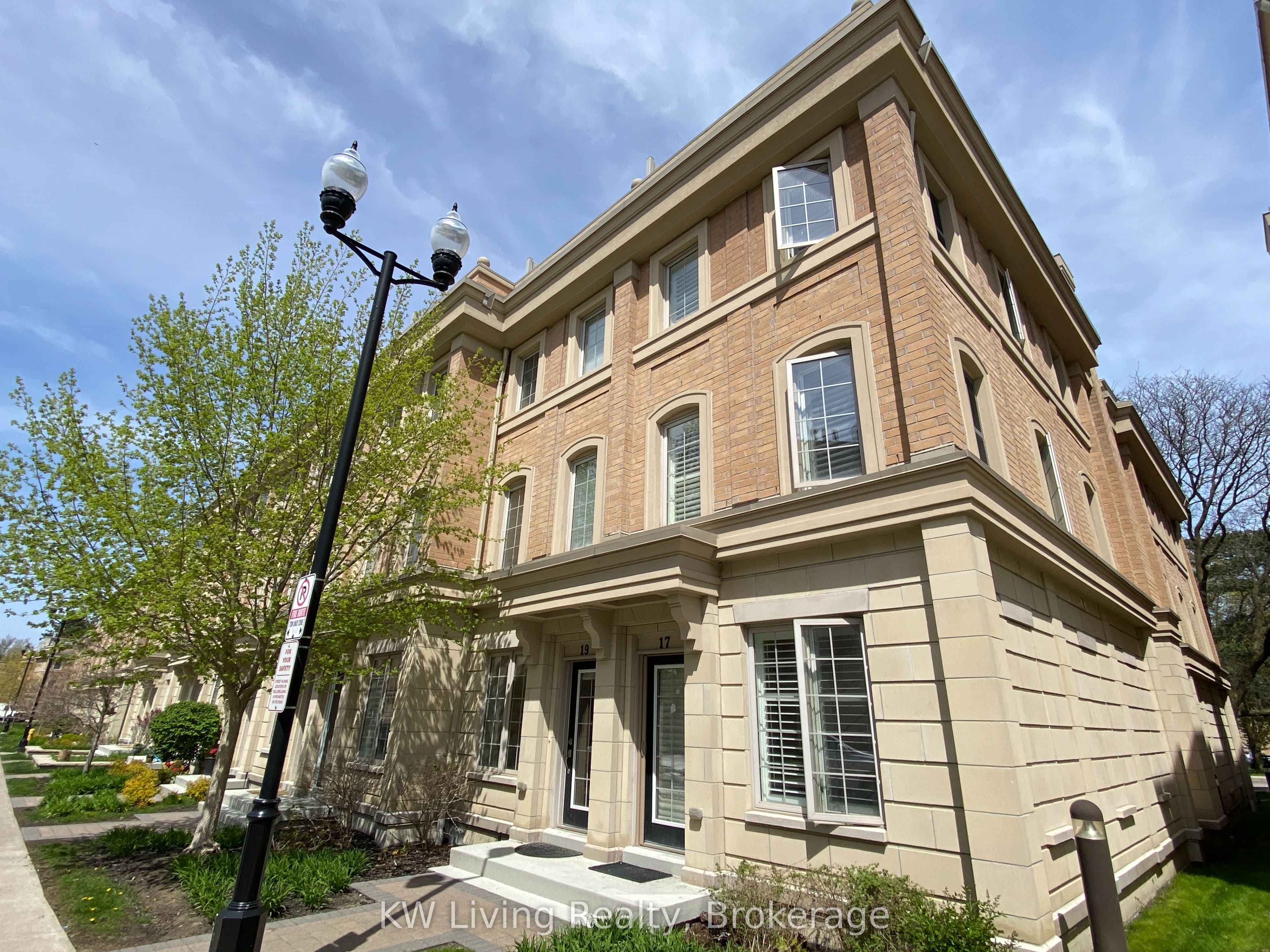 17 Hargrave Lane, Toronto, ON M4N 0A4