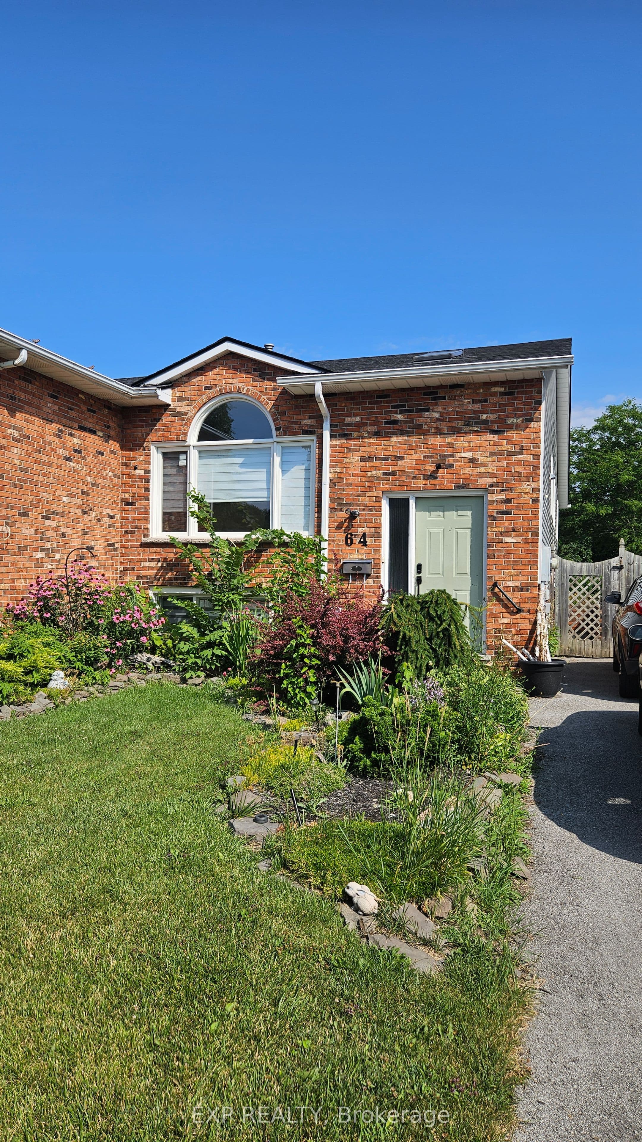64 Chapel Hill Crescent Lower, Welland, ON L3C 6G9