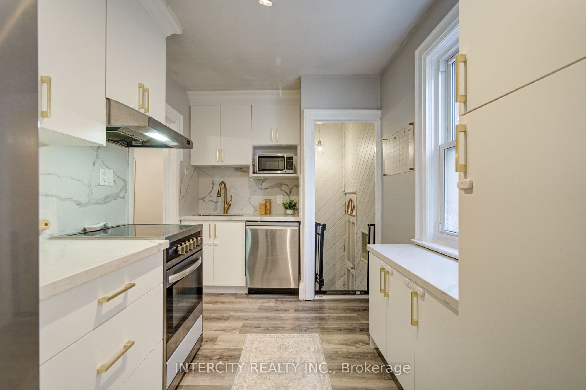 256 Blantyre Avenue, Toronto, ON M1N 2S1