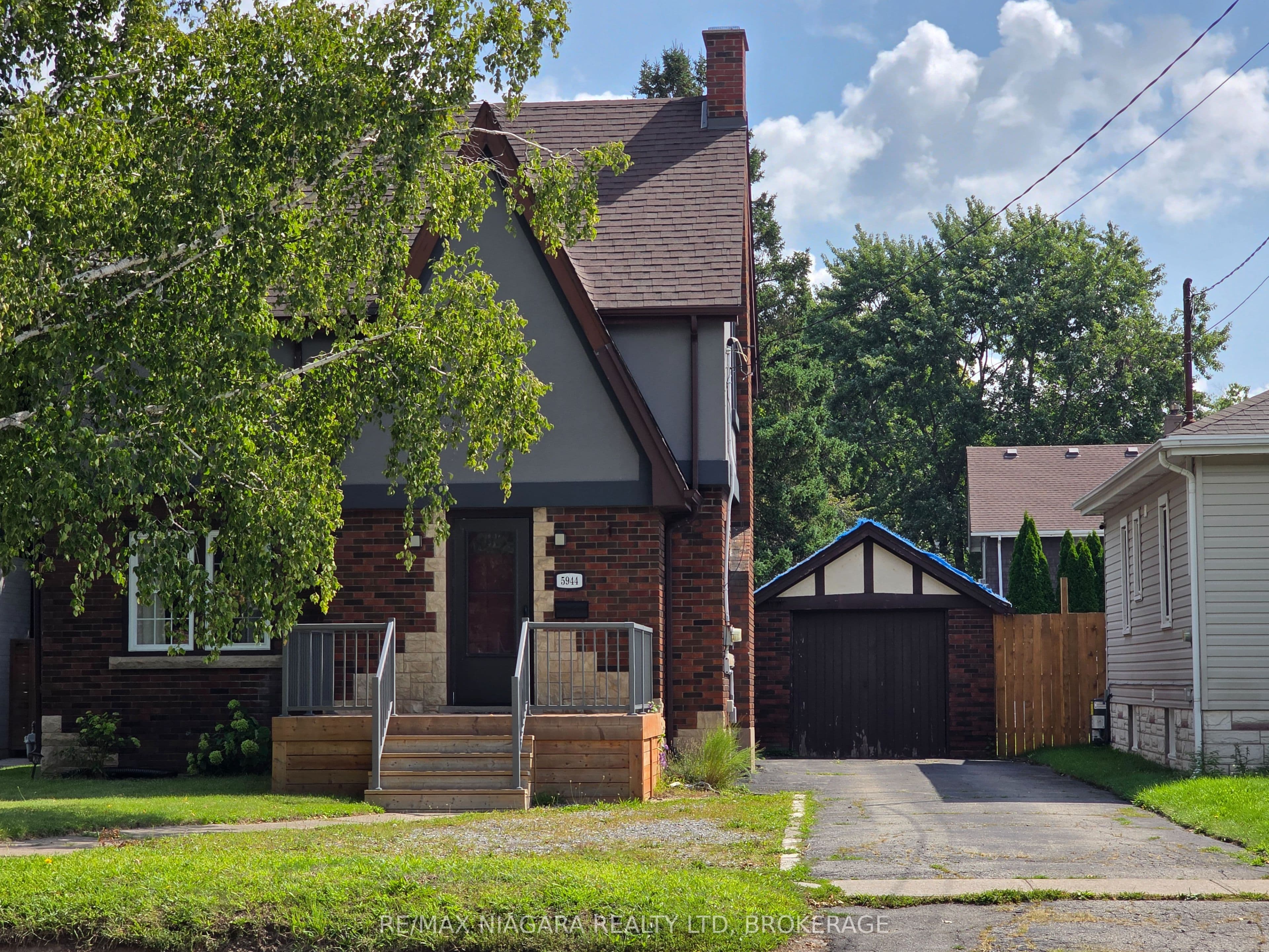 5944 Dorchester Road, Niagara Falls, ON L2G 5S9