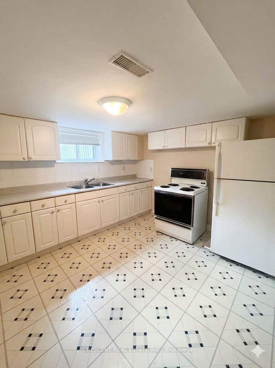 35 Laburnham Avenue UPPER, Toronto, ON M8W 1S6