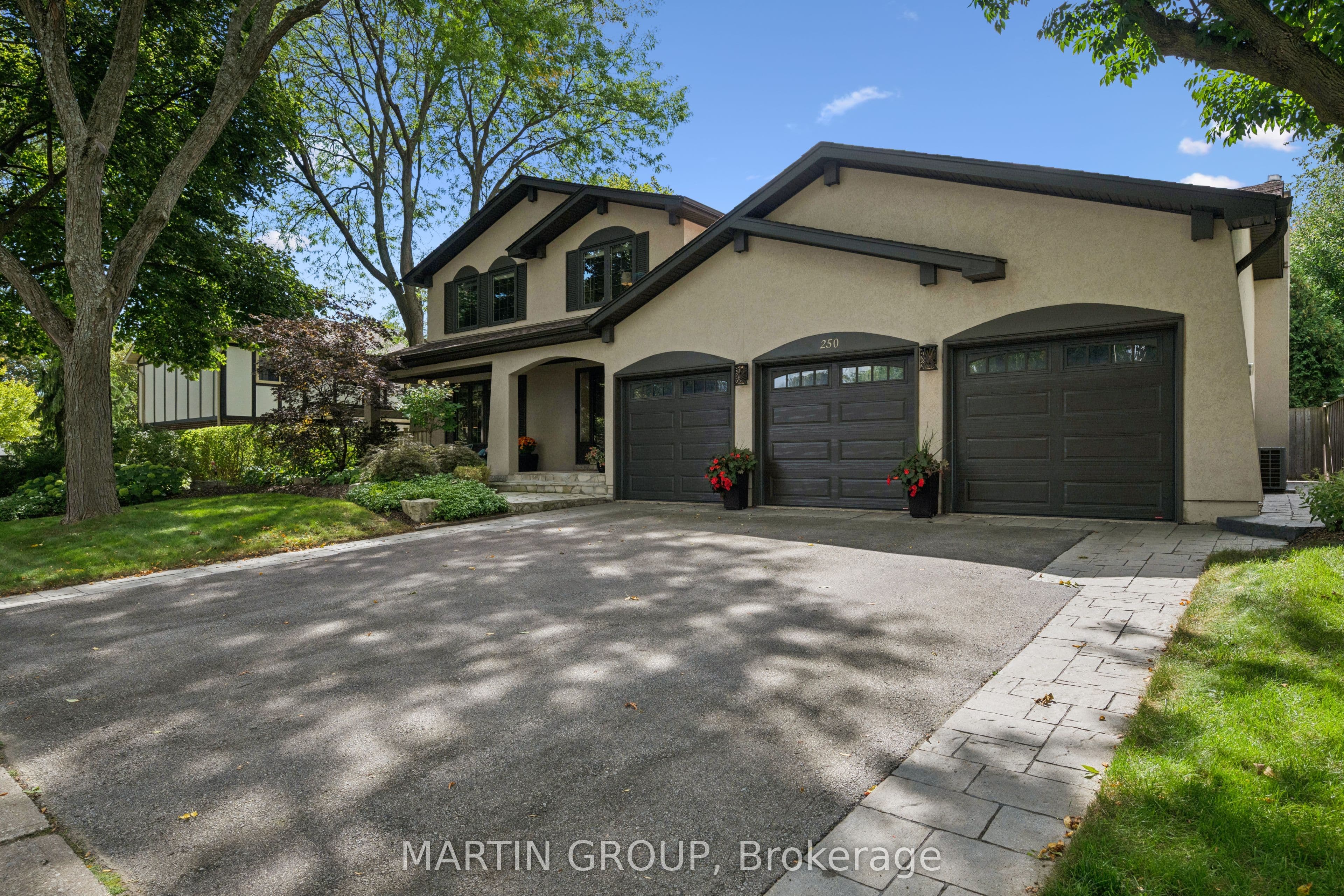 250 Mccraney Street W, Oakville, ON L6H 3B2