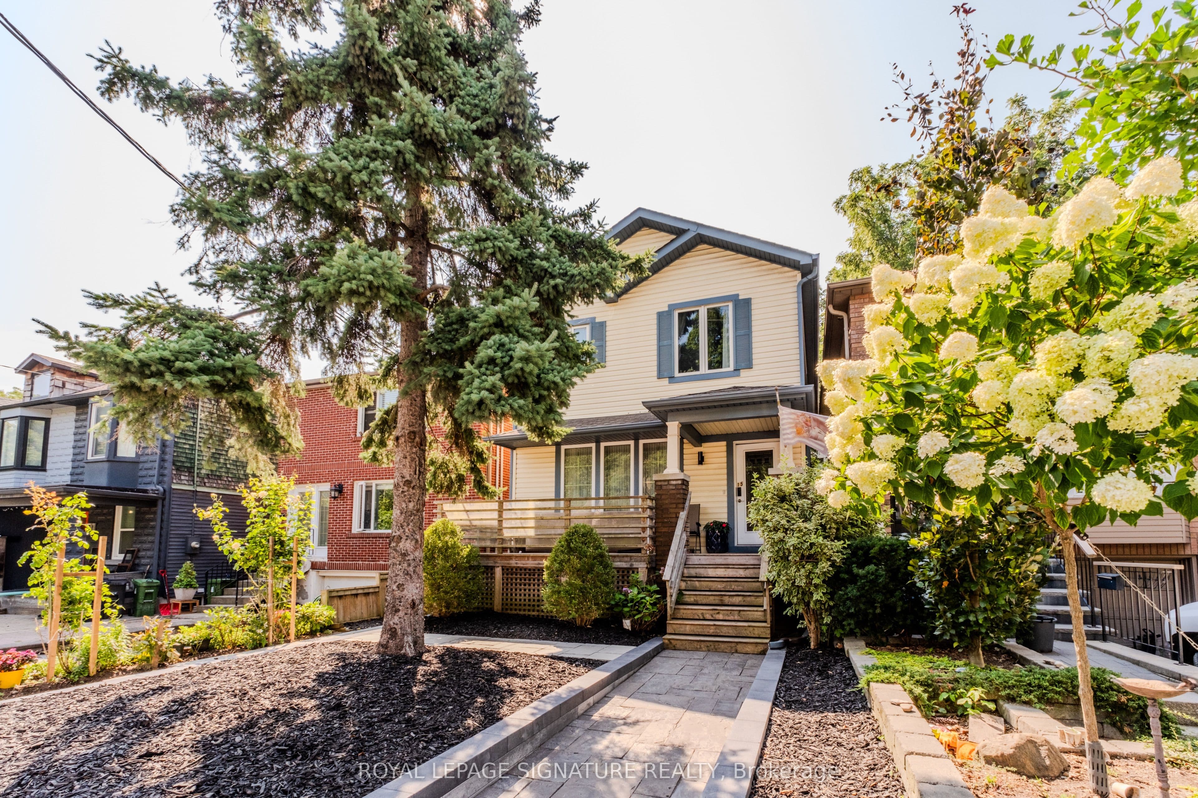 15 Battenberg Avenue, Toronto, ON M4L 1J7
