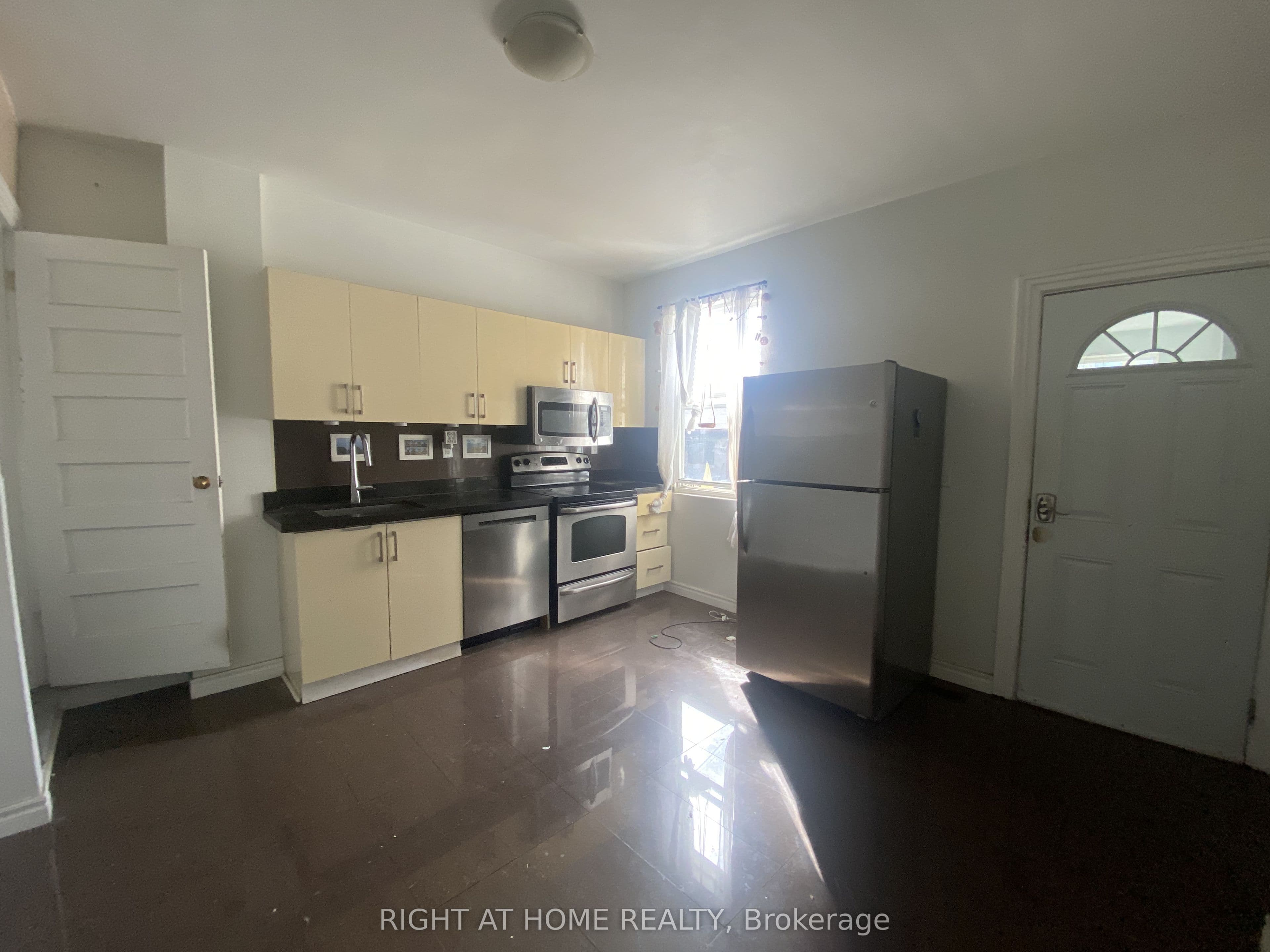 194 Beatrice Street 2, Toronto, ON M6G 3G1