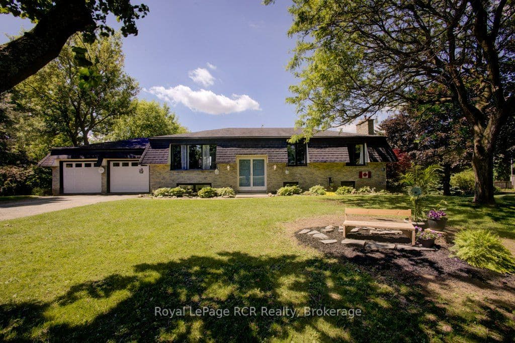 15 Booth Street E, Mapleton, ON N0G 2K0
