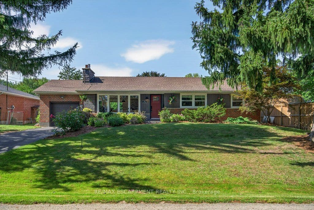 395 Lark Avenue, Burlington, ON L7T 2T1