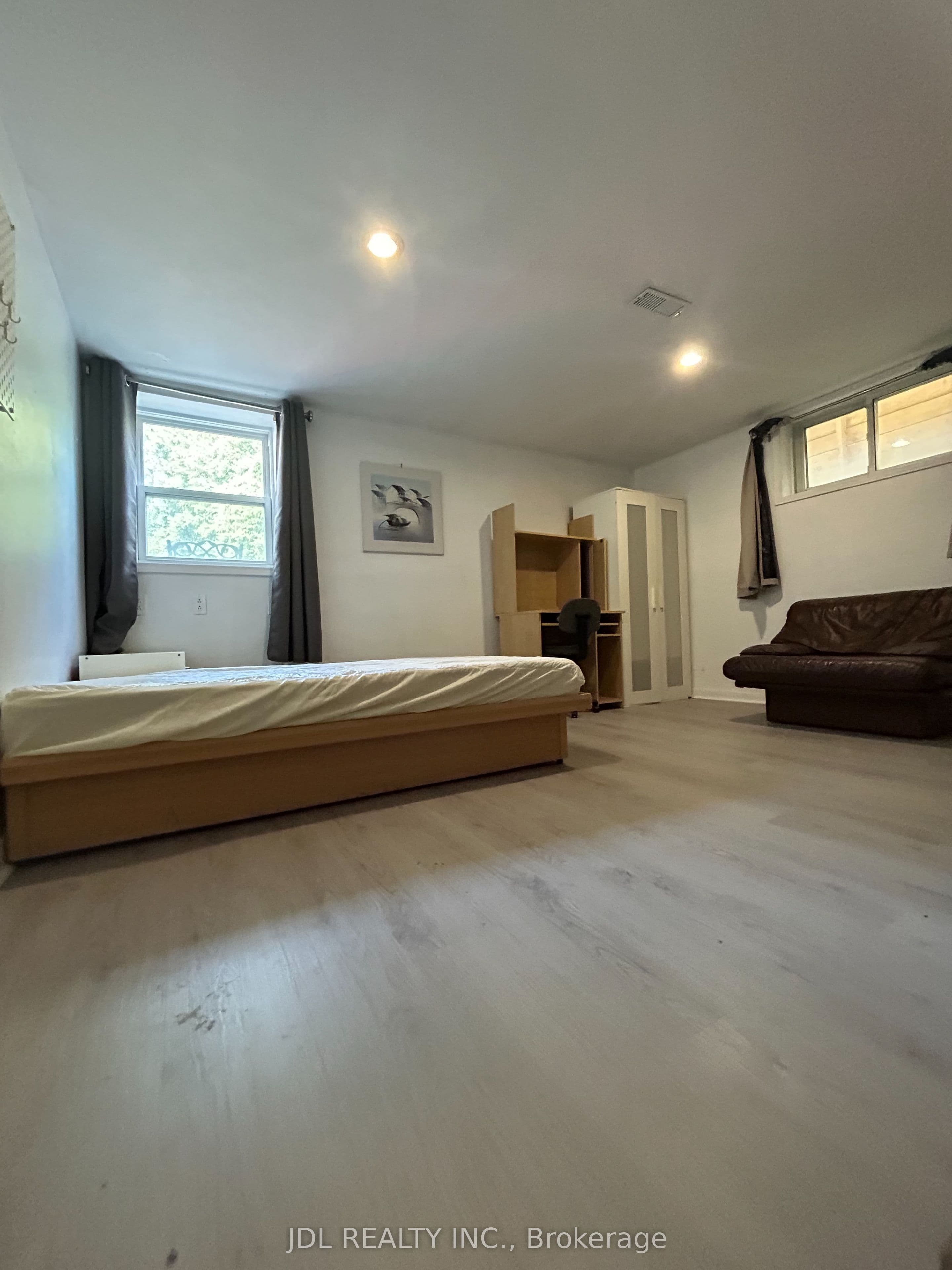 186 Wilfred Ave Avenue Renovated Master Bedroom, Toronto, ON M2N 5C9