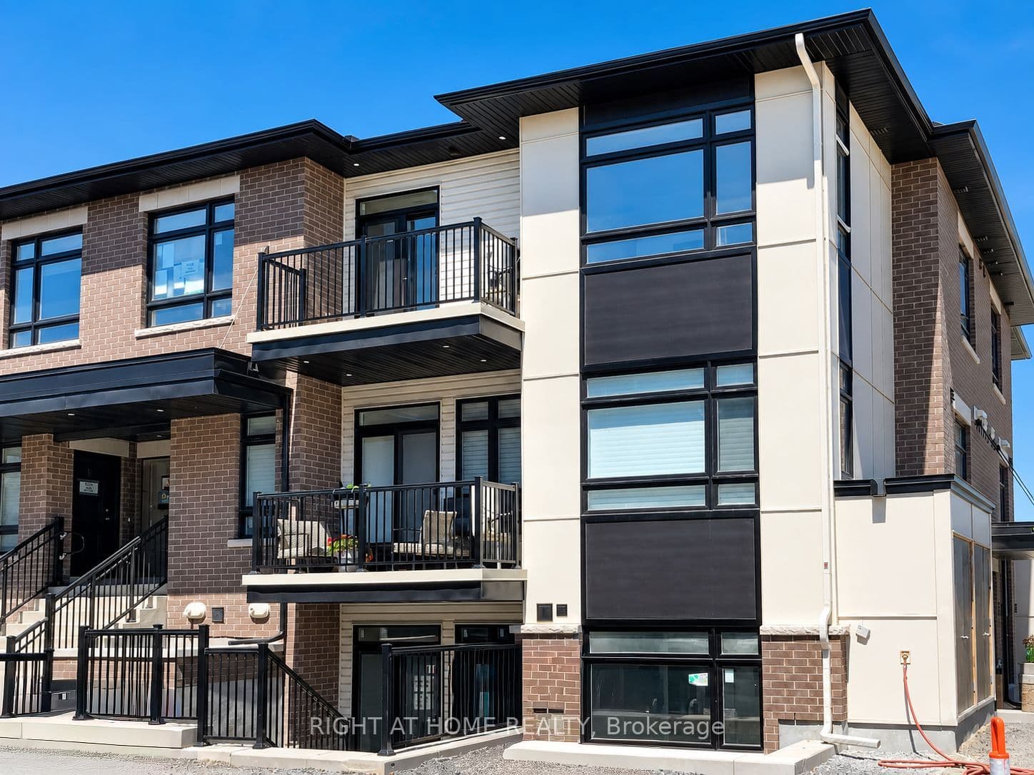 300 TULUM Crescent L, Kanata, ON K2S 2Y4