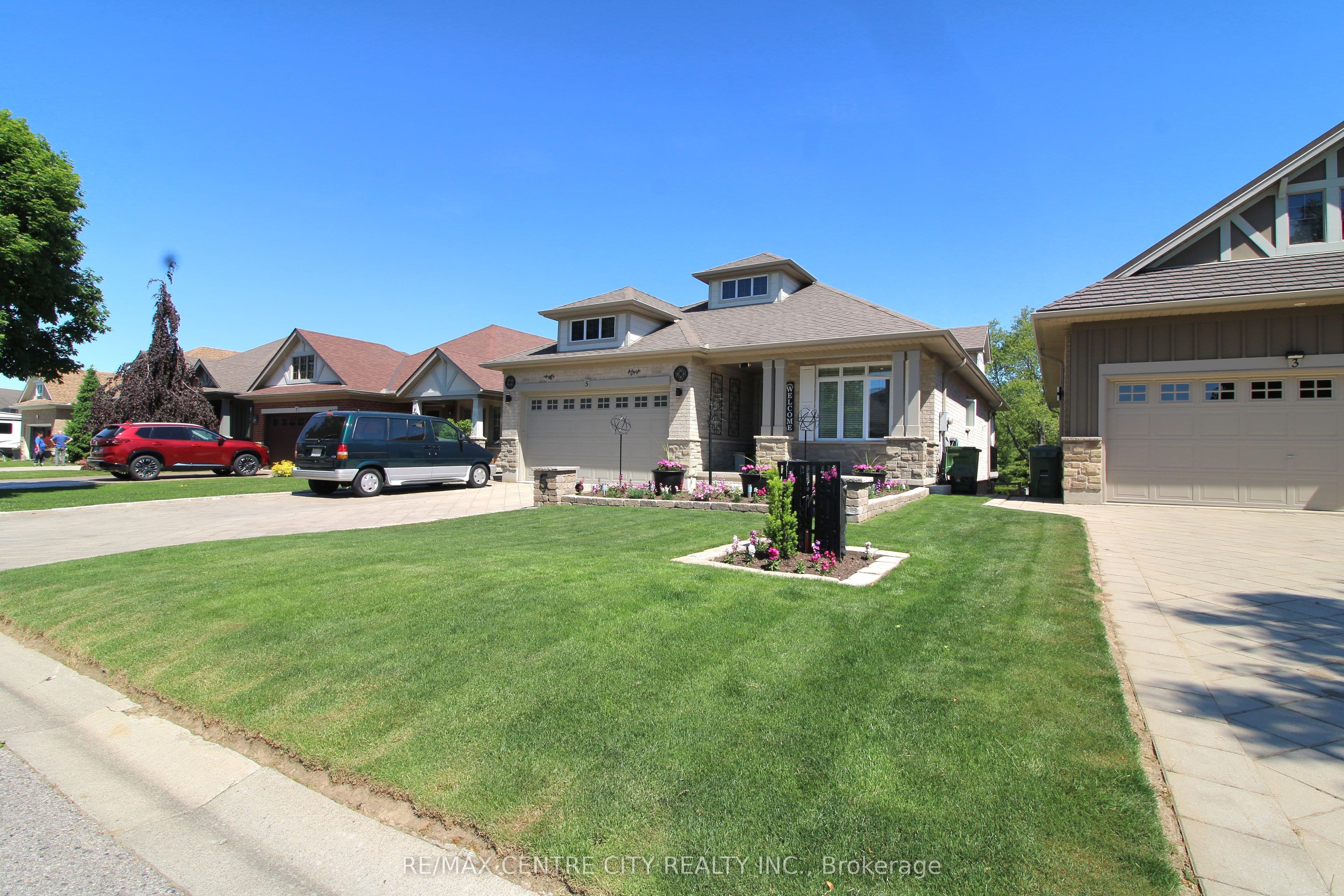 5 Cherry Blossom Lane, St. Thomas, ON N5R 1L2