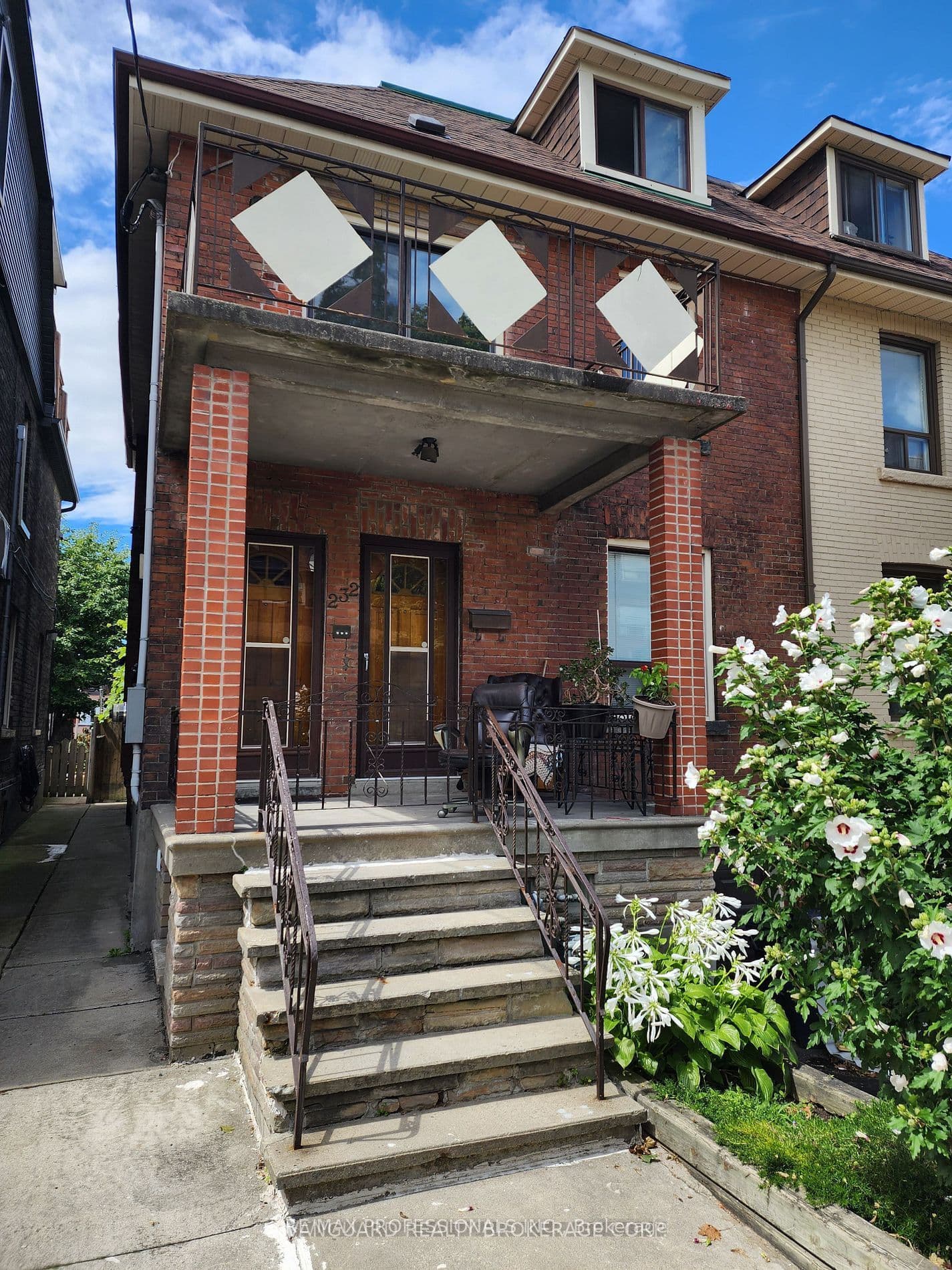 232 Montrose Avenue 2nd Floor, Toronto, ON M6G 3G7