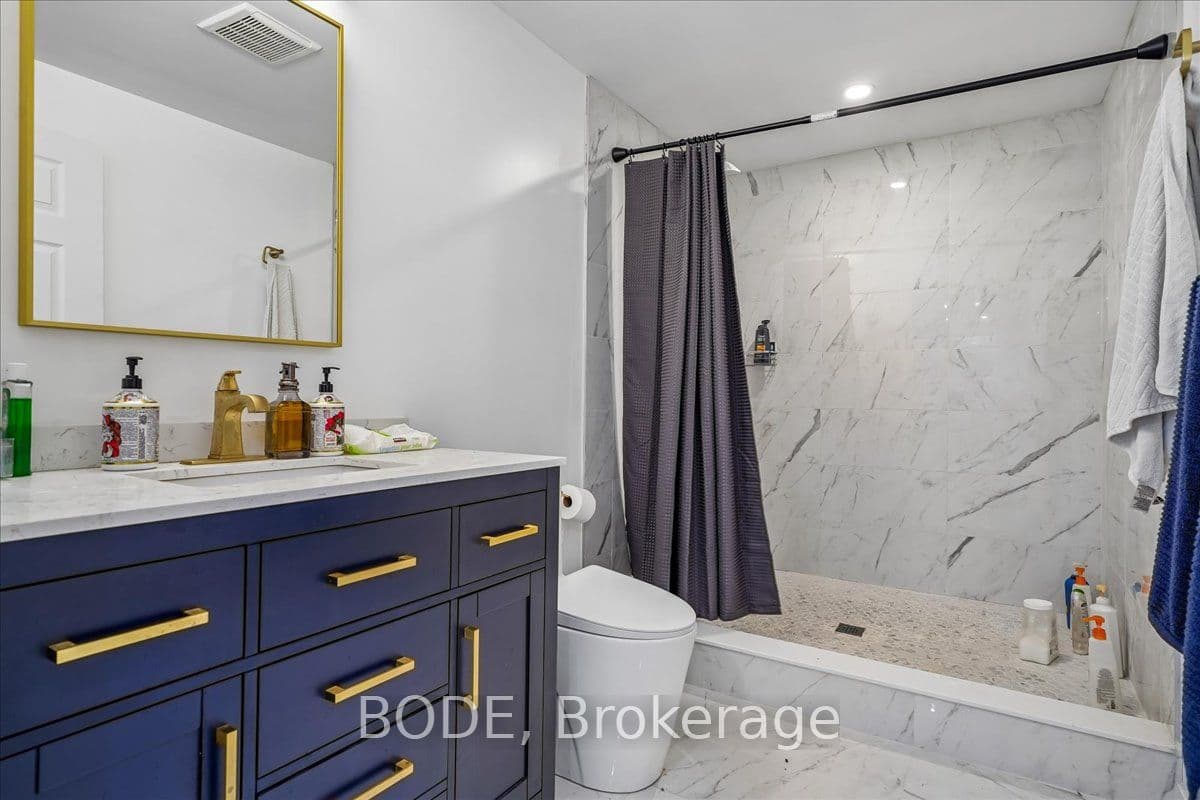15 Huggins Drive, Whitby, ON L1P 0N4