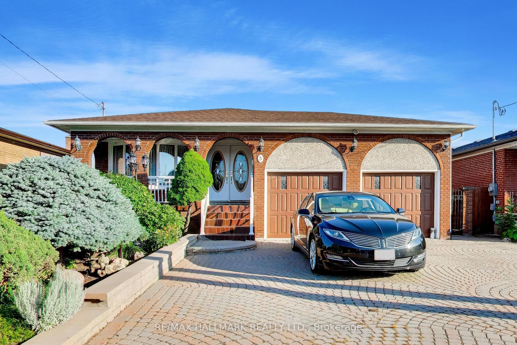 5 Byworth Boulevard, Toronto, ON M9R 1W7