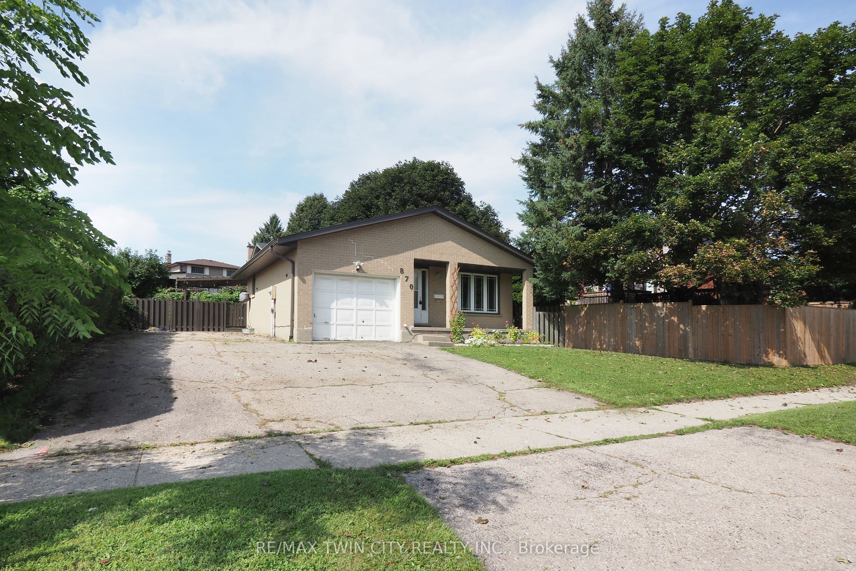 870 Strasburg Road, Kitchener, ON N2E 2K4