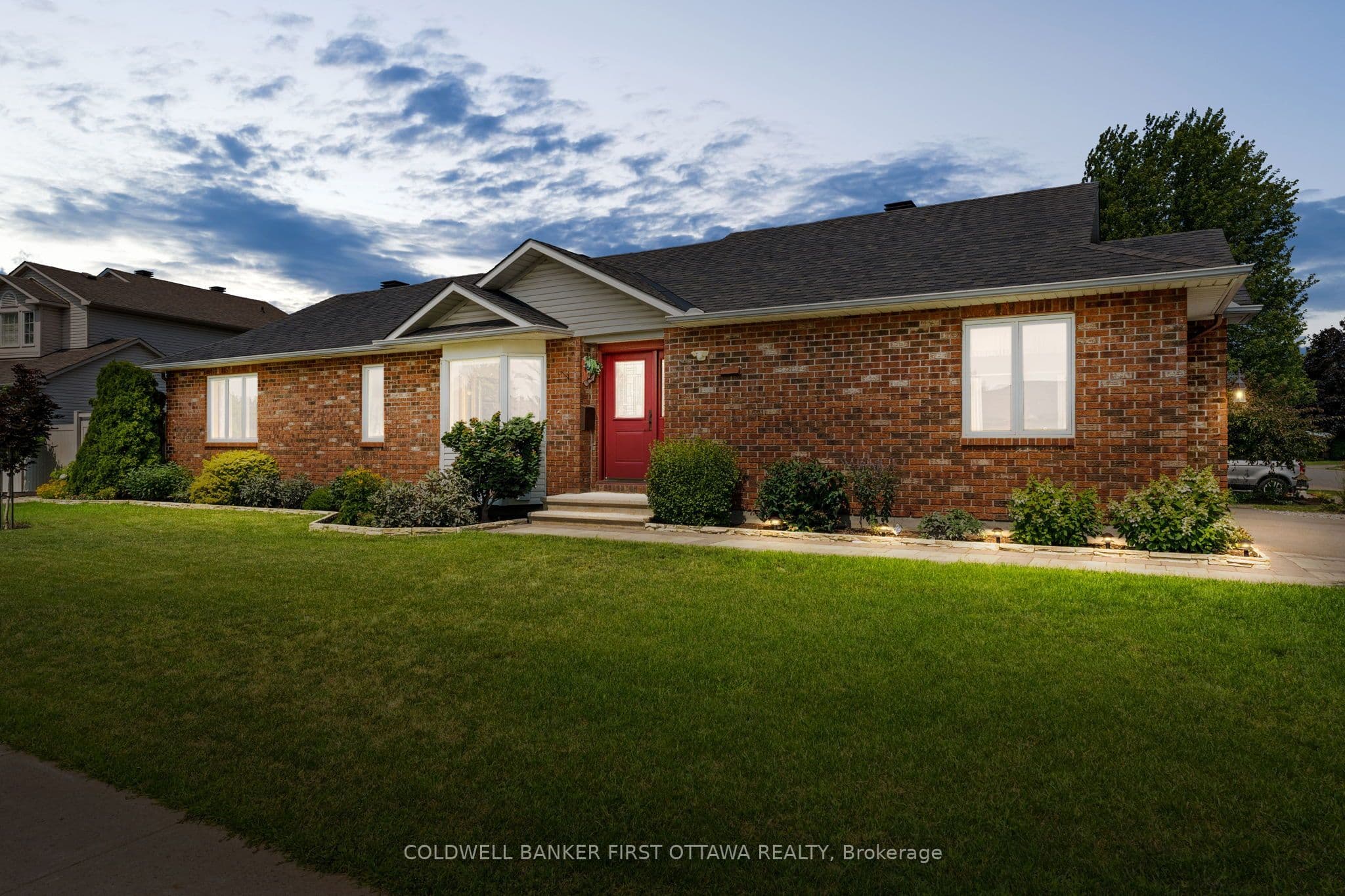 1170 Ambercrest Street, Cyrville - Carson Grove - Pineview, ON K1J 1B2