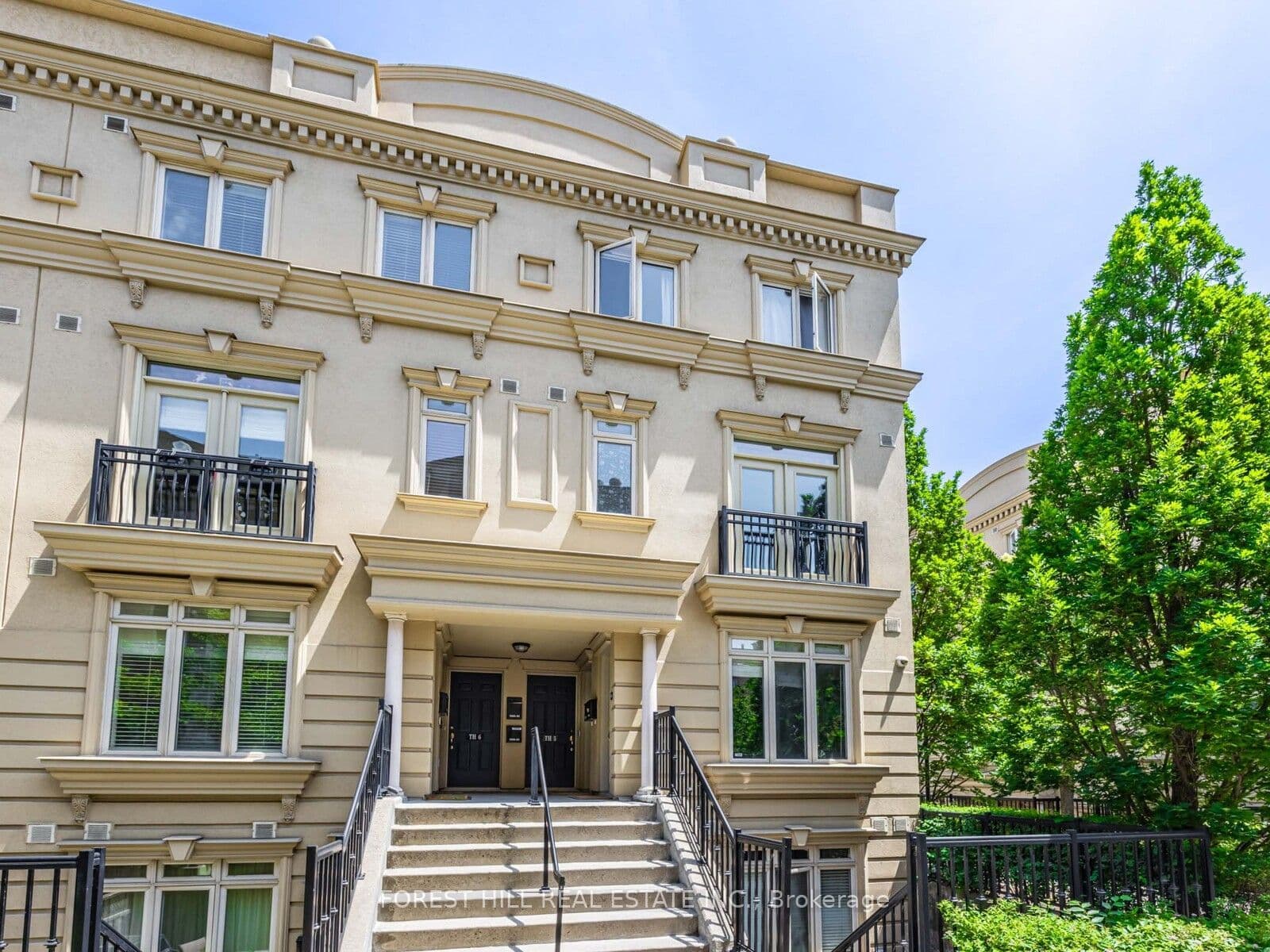 68 Carr Street TH 3, Toronto, ON M5T 1B7