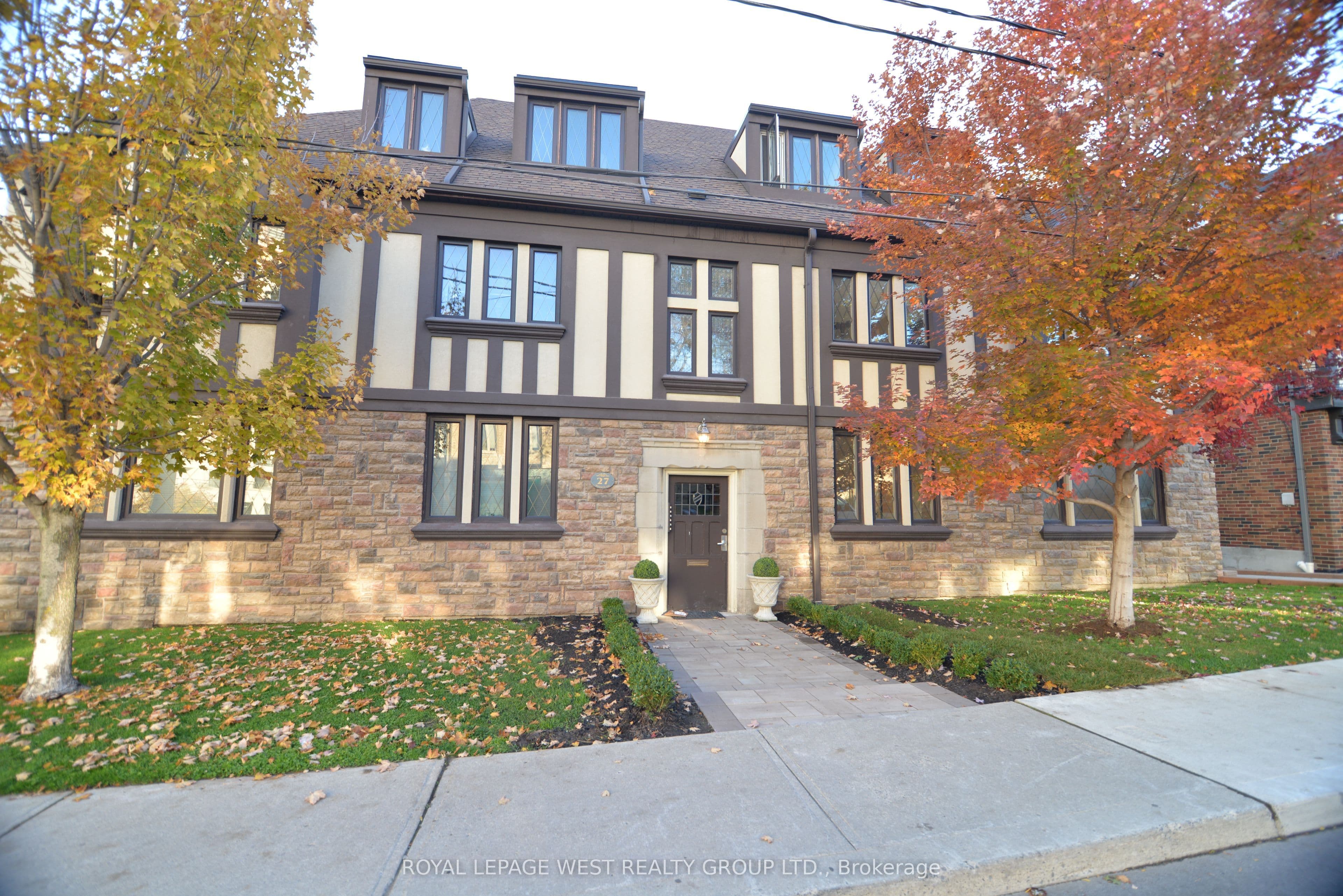 27 Mossom Road W, Toronto, ON M6S 1L9