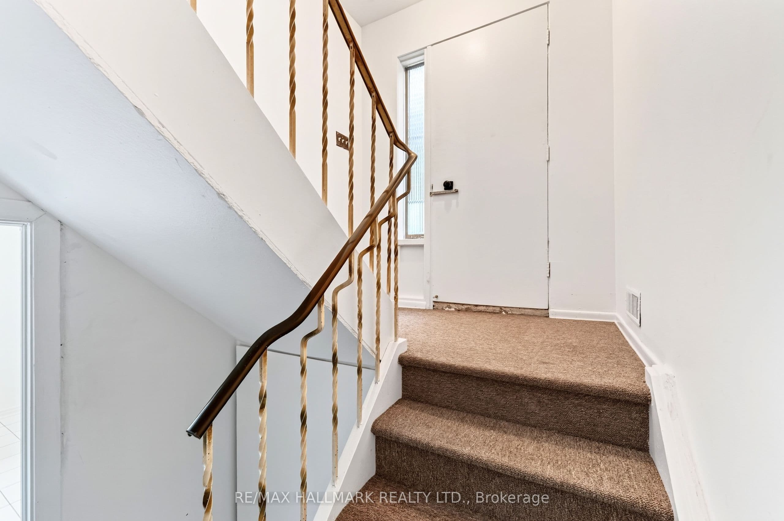 402 Kingston Road MAIN, Toronto, ON M4L 1T9