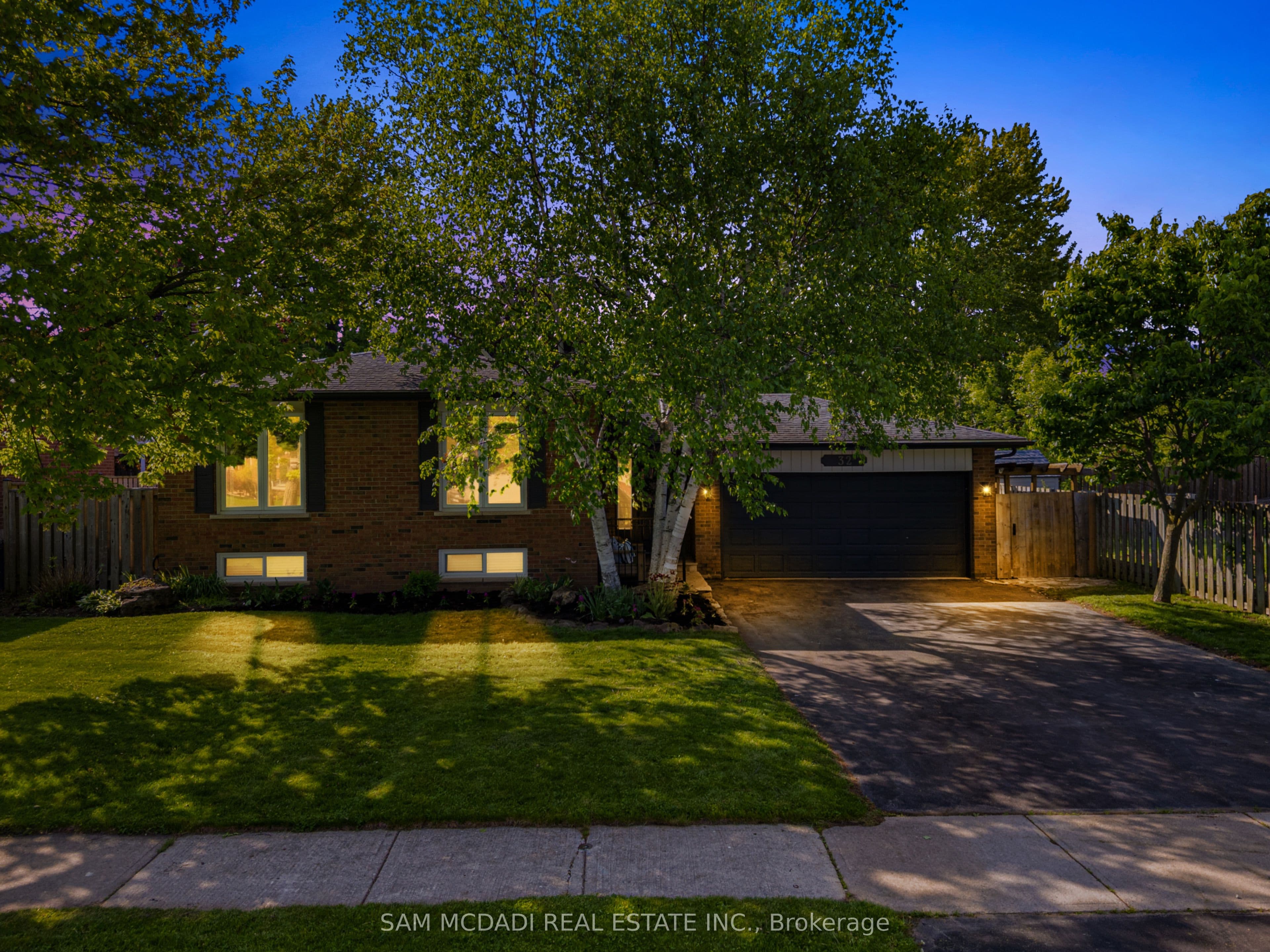 32 Milverton Close, Hamilton, ON L8B 0A9