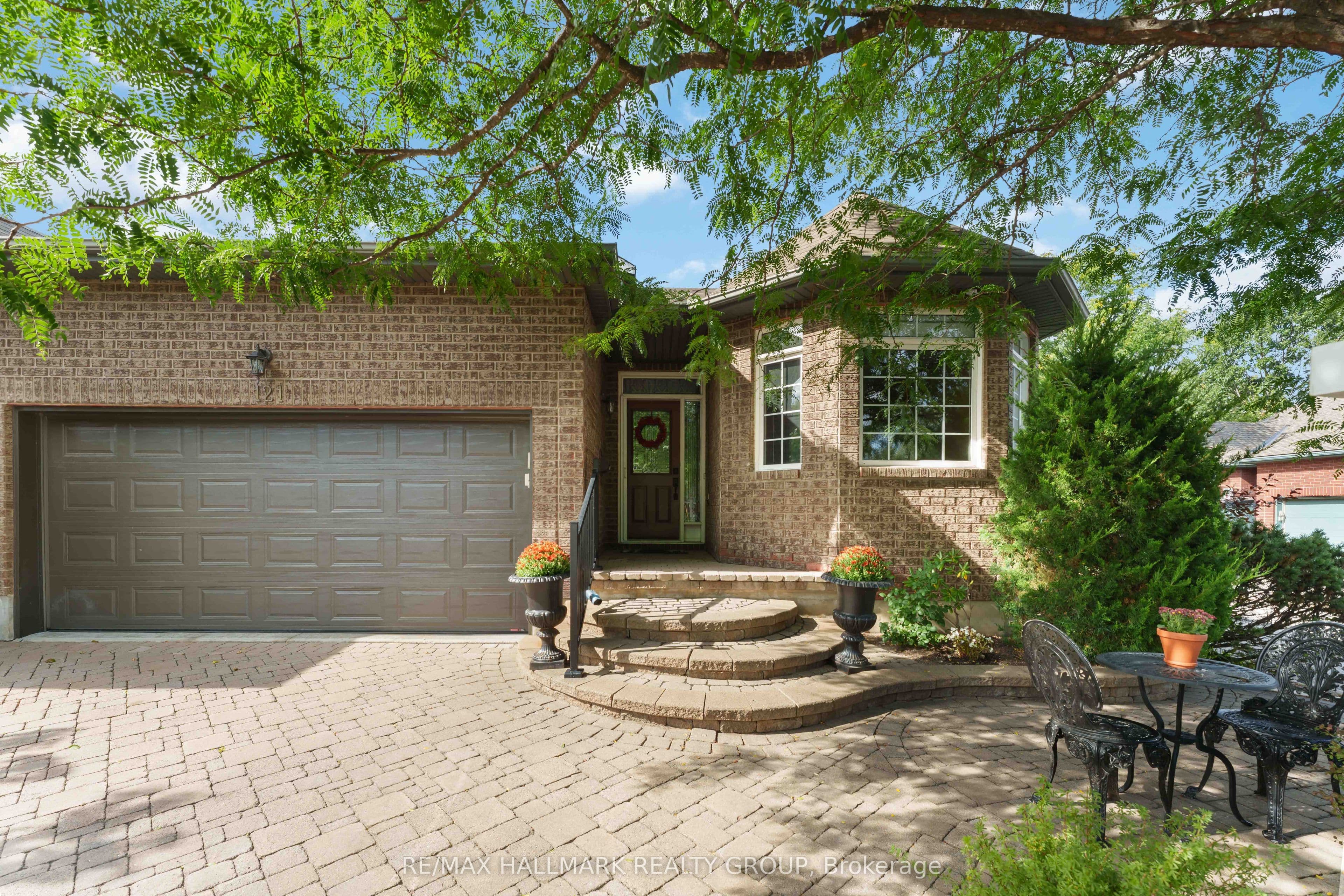 121 Bartlett Private, Hunt Club - Windsor Park Village and Area, ON K1V 2A9