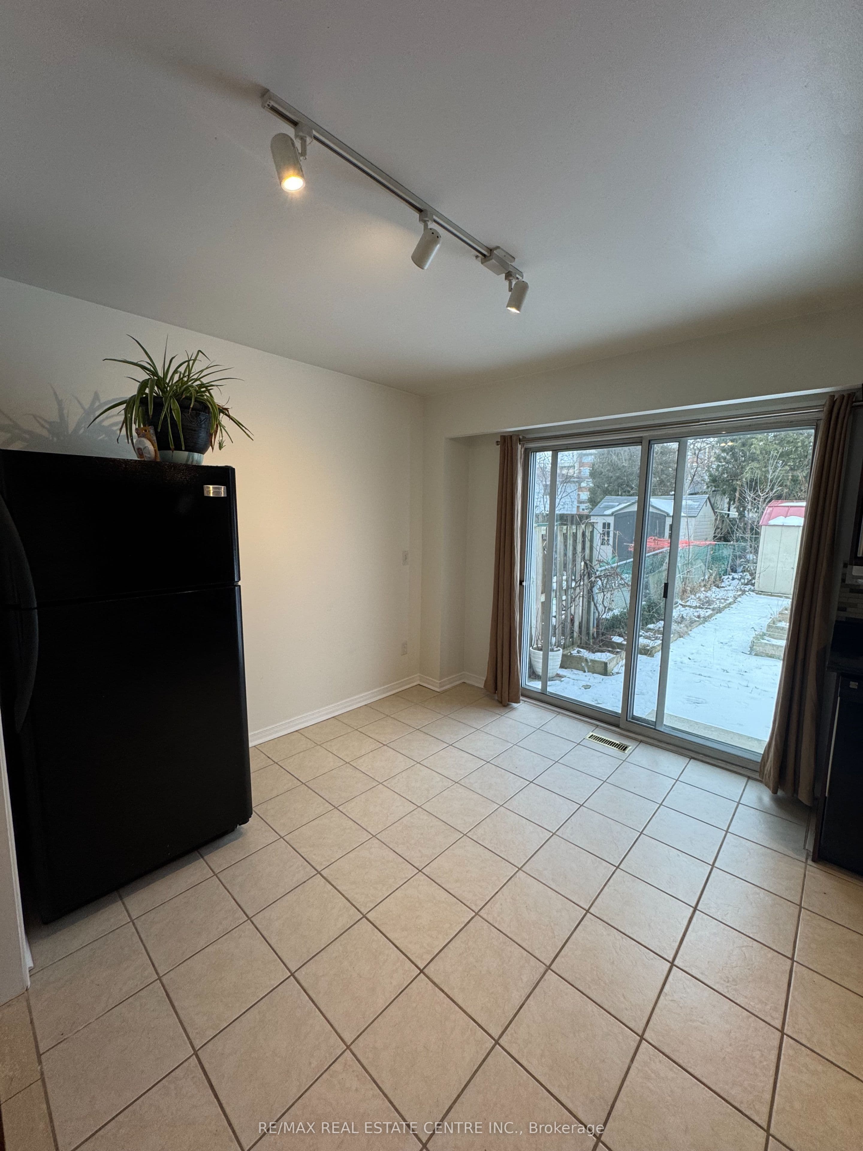 1025 Blairholm Avenue Lower Level, Mississauga, ON L5C 1G5