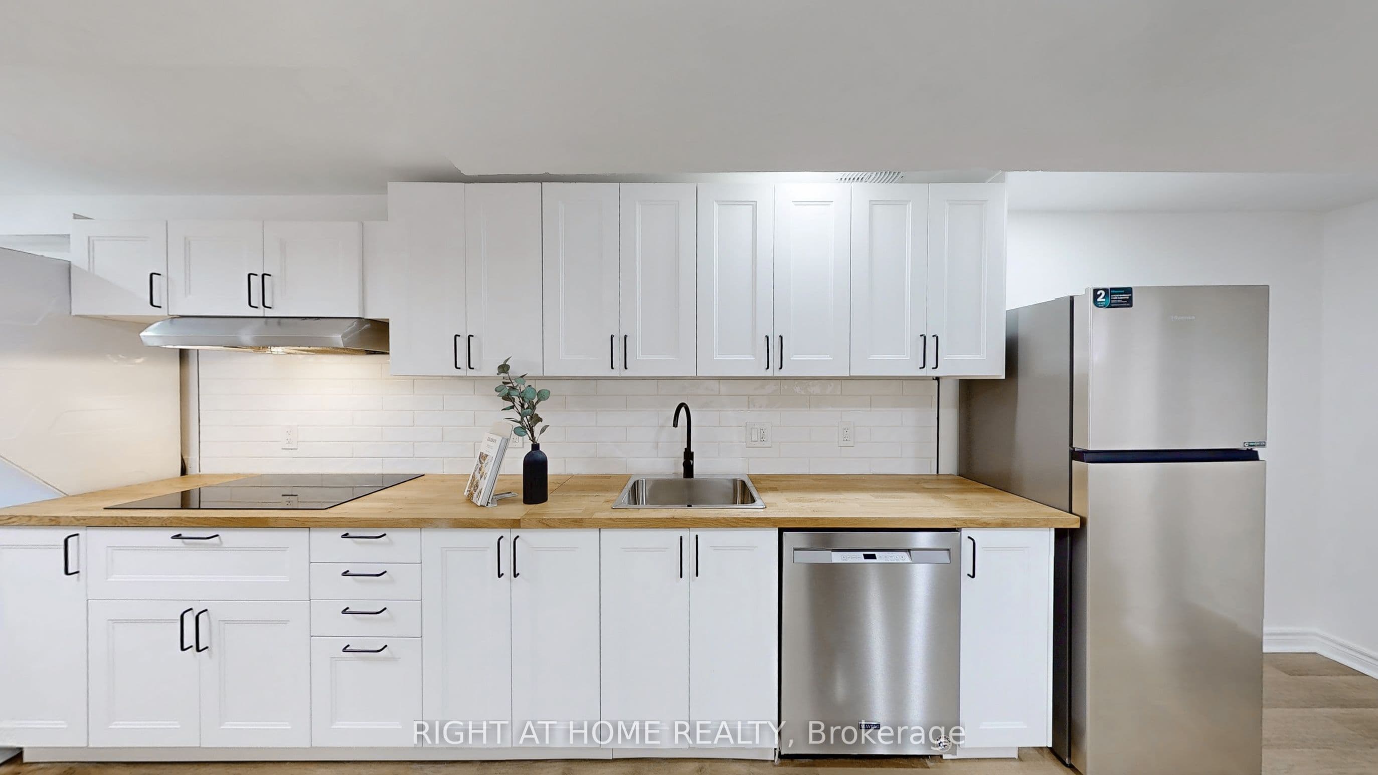 1121 Foxglove Place LOWER, Mississauga, ON L5V 2N4