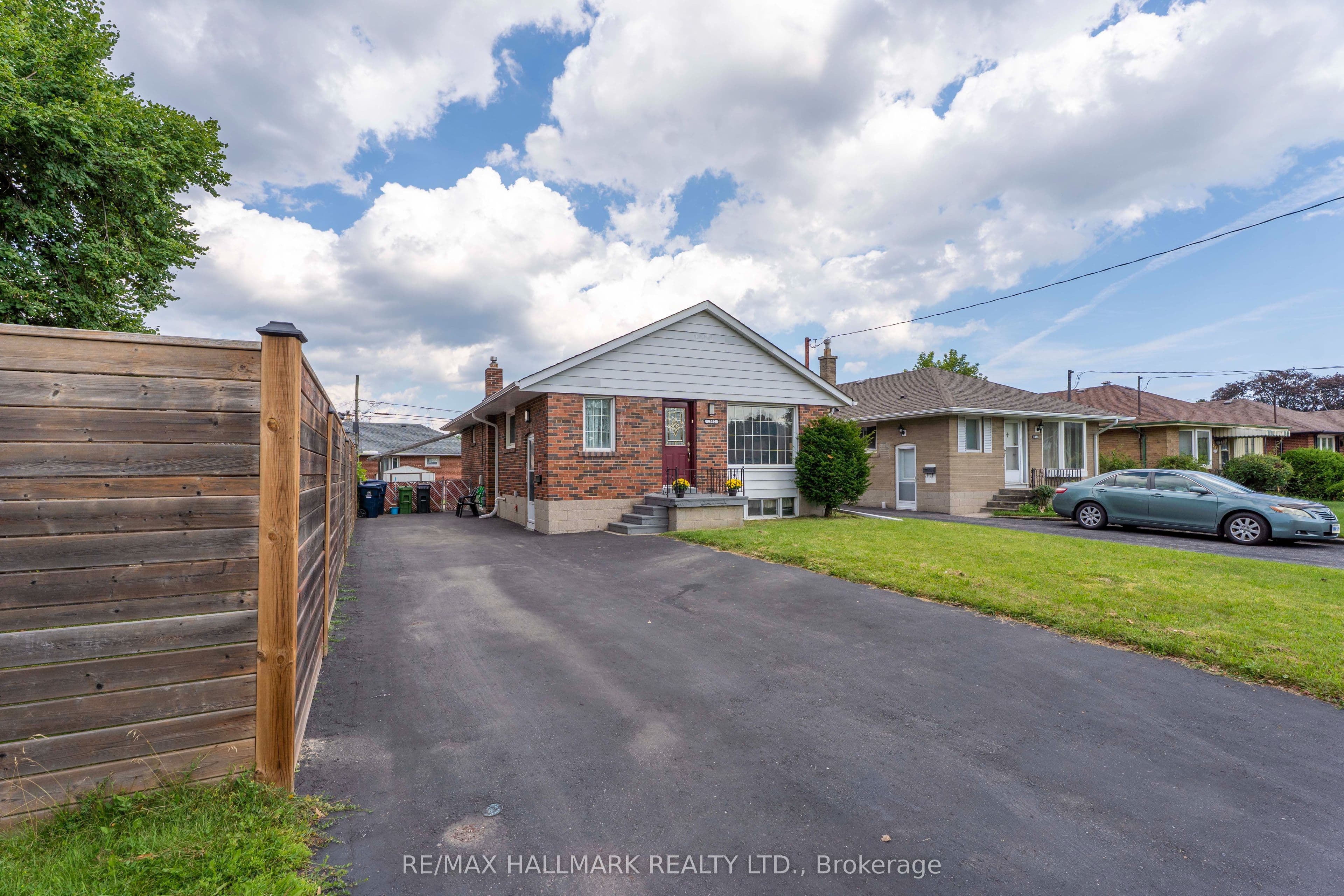 1557 Pharmacy Avenue, Toronto, ON M1R 2K4
