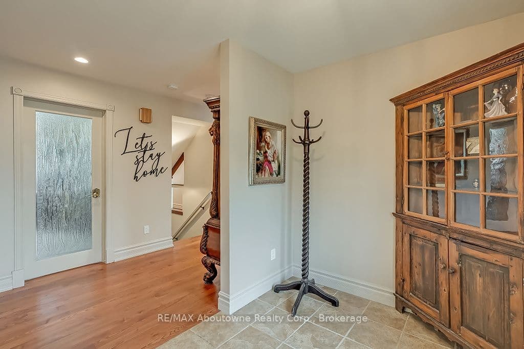 6 TURTLE LAKE Drive, Halton Hills, ON L7J 2W7