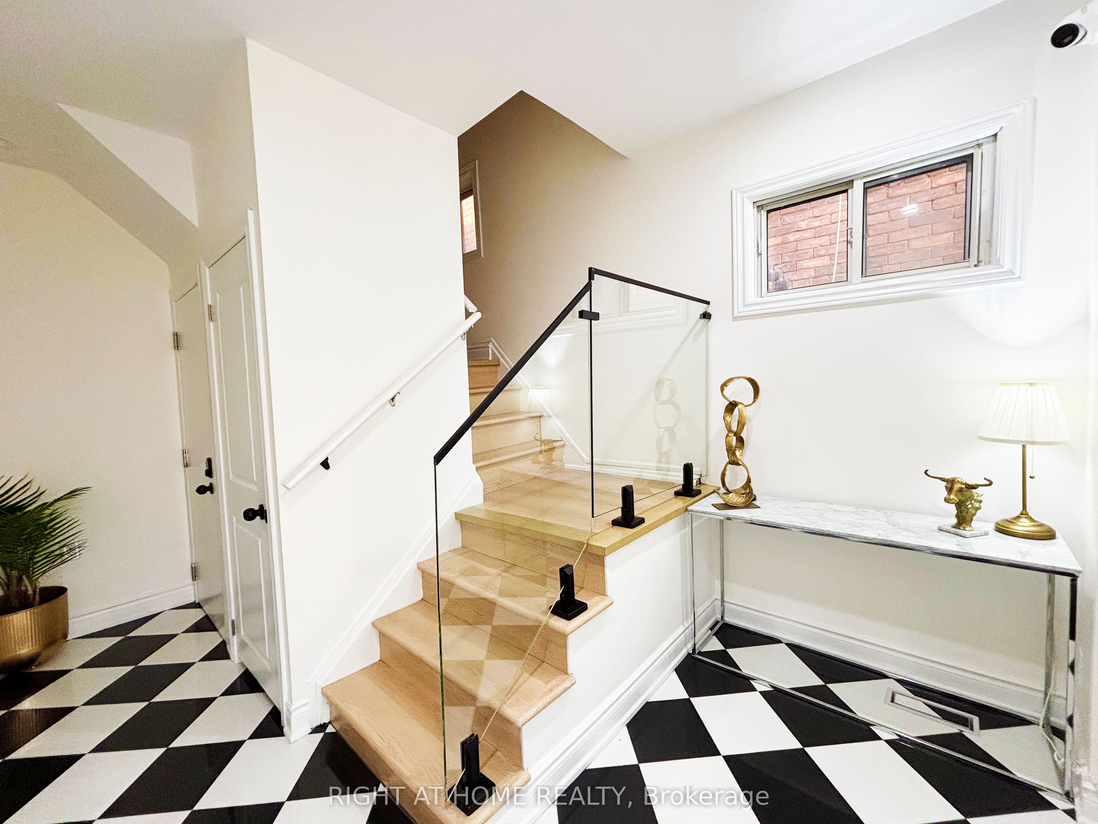 11 Holton Avenue N Upper, Hamilton, ON L8L 6H3