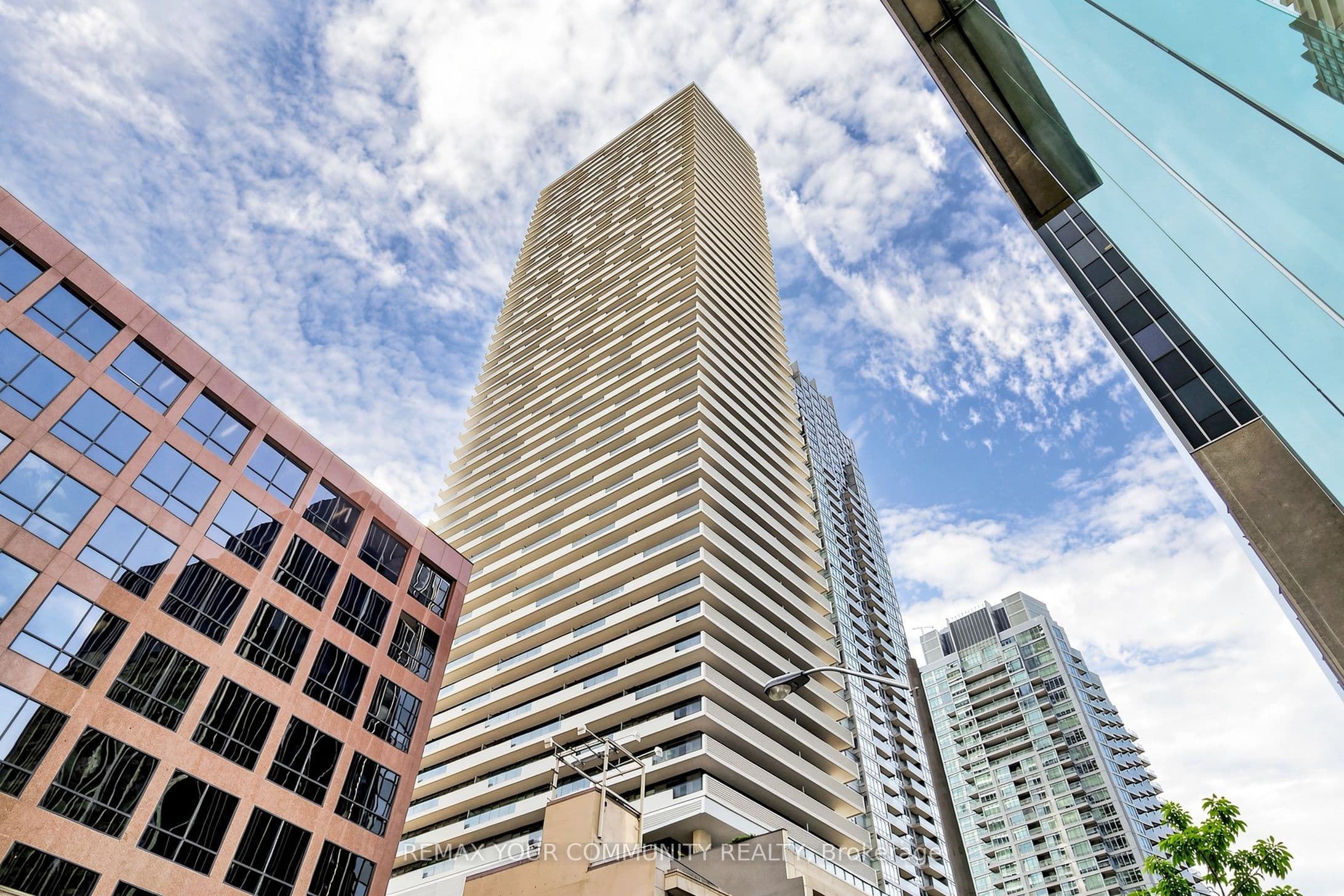 2221 Yonge Street 2709, Toronto, ON M4S 2B8