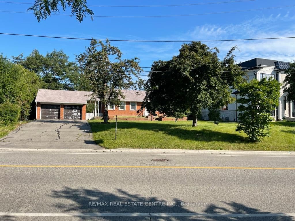 2431 Thorn Lodge Drive, Mississauga, ON L5K 1K8