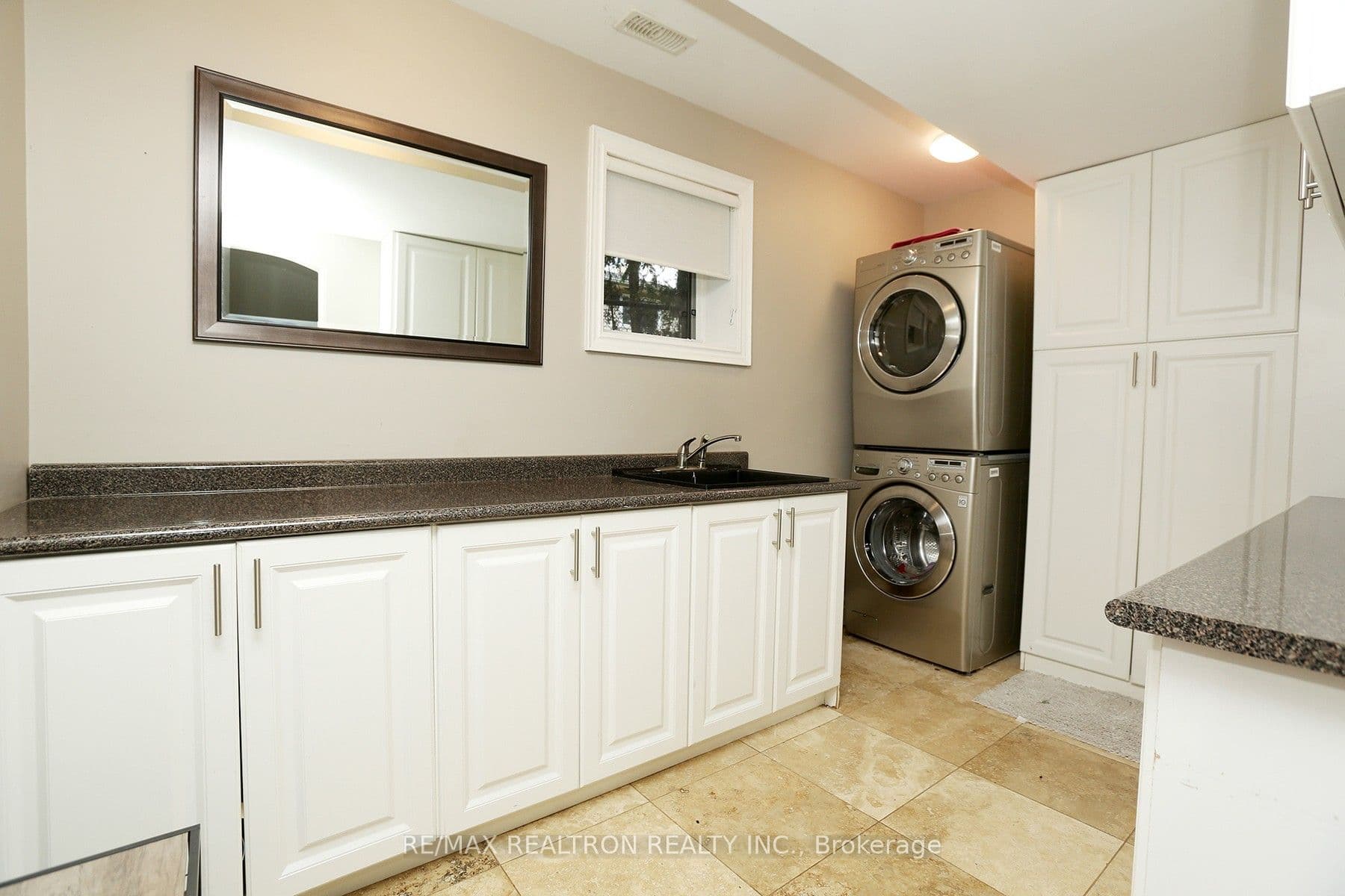 49 Hamilton Drive, Newmarket, ON L3Y 3E7