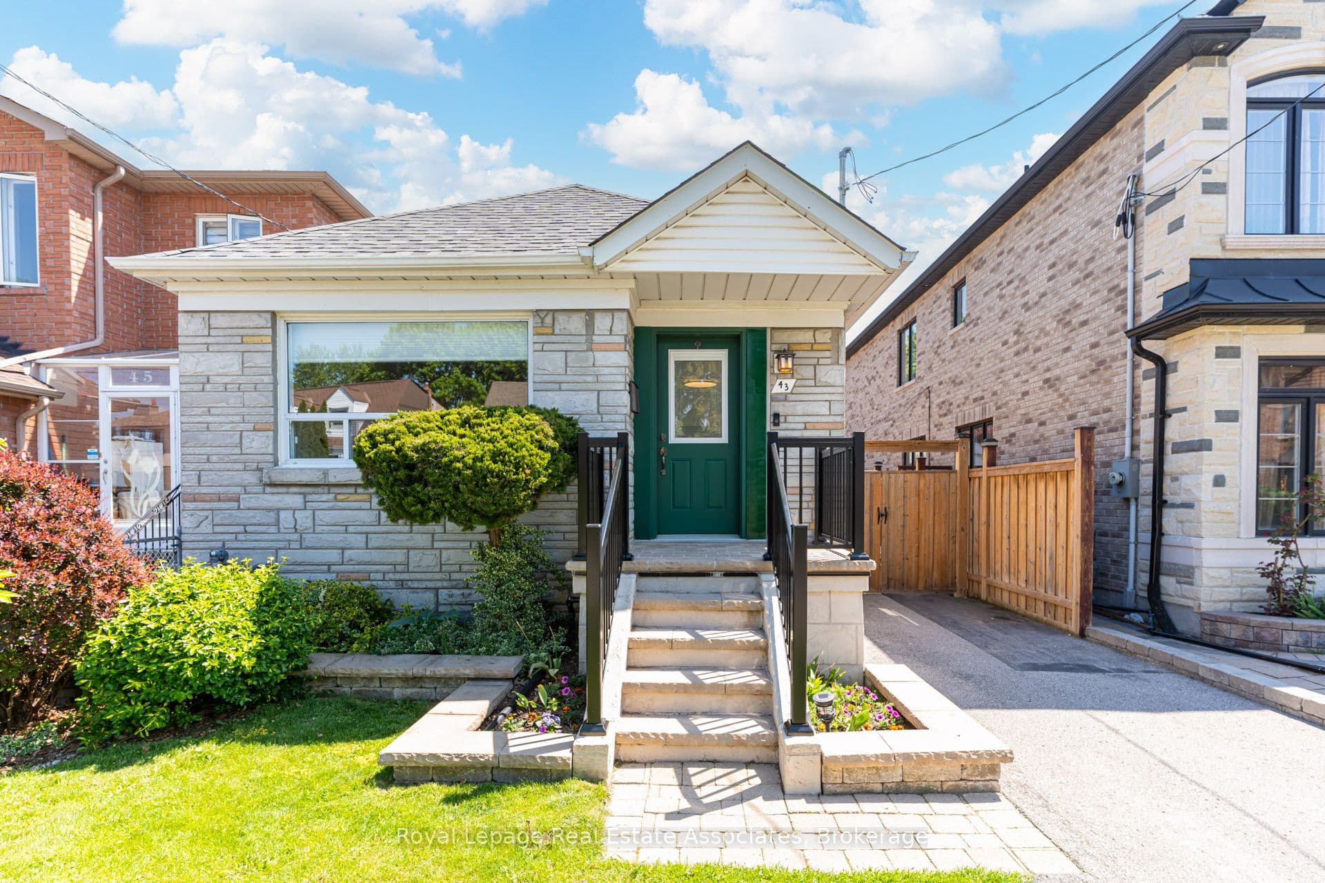 43 Heale Avenue, Toronto, ON M1N 3X6