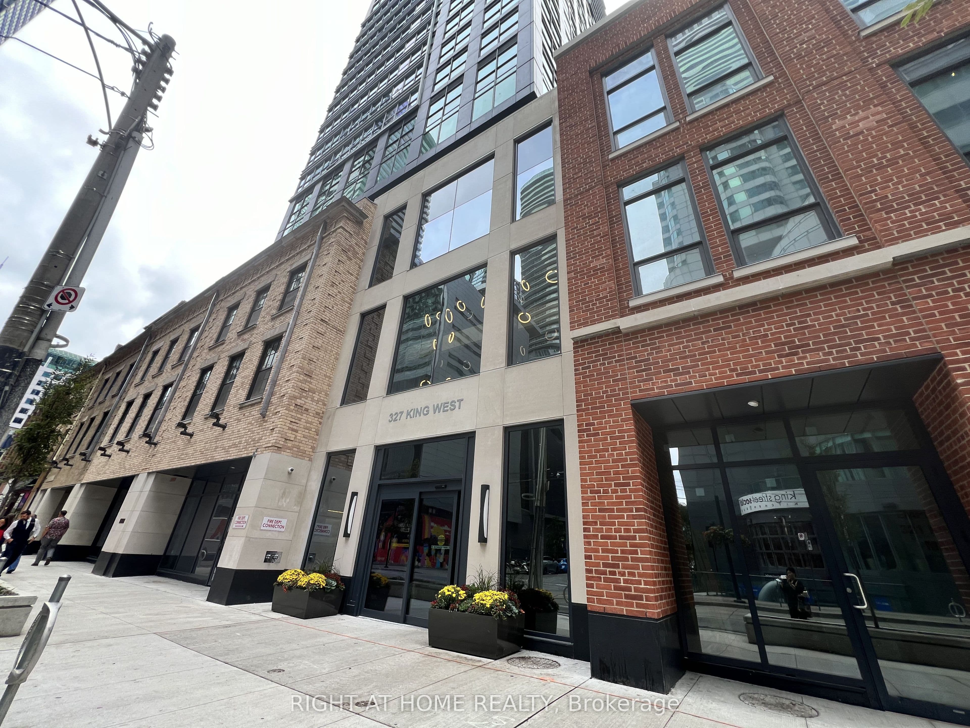 327 KING Street W 2301, Toronto, ON M5V 1J5