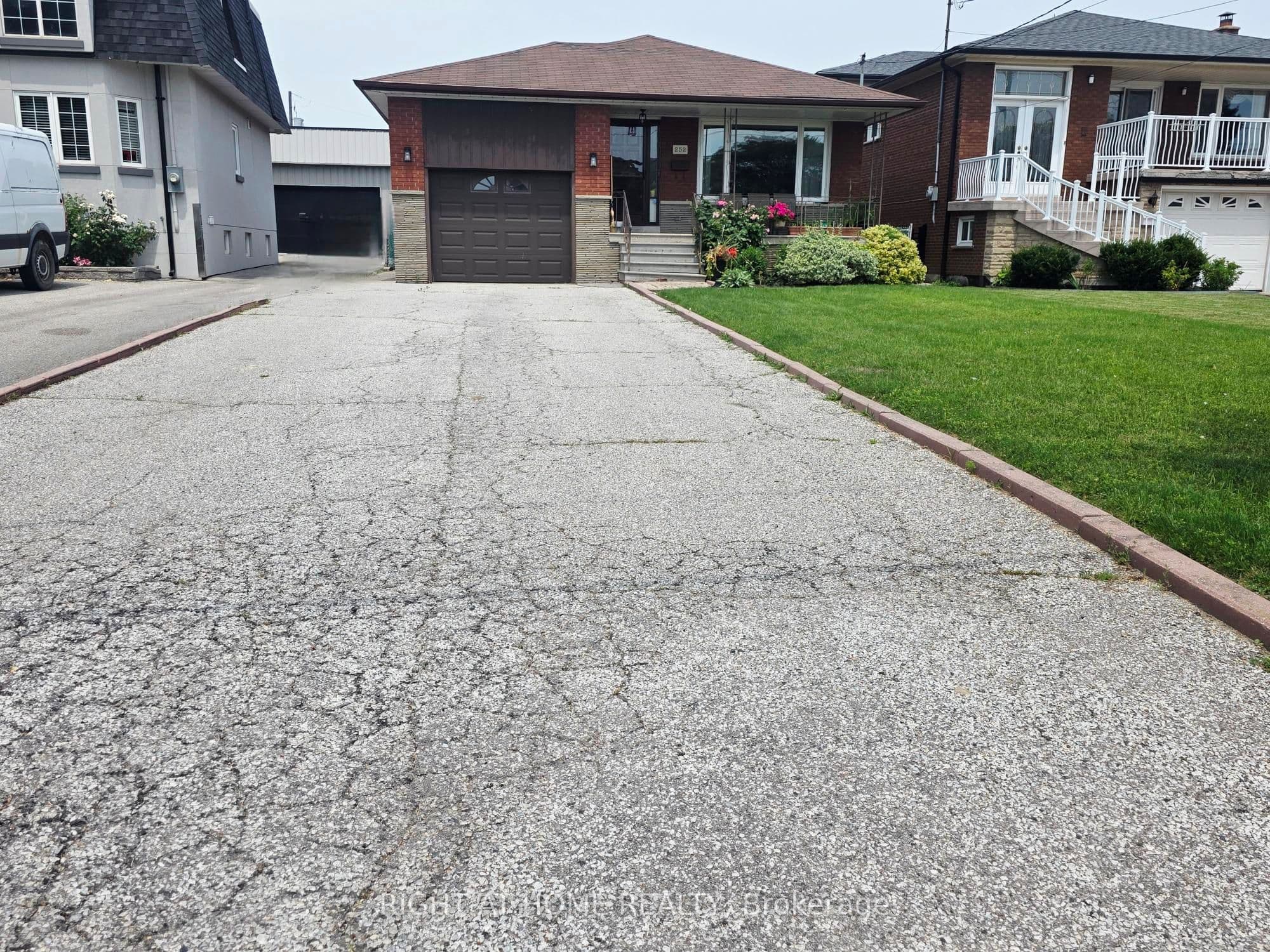 252 Maple Leaf Drive Lower, Toronto, ON M6L 1P1