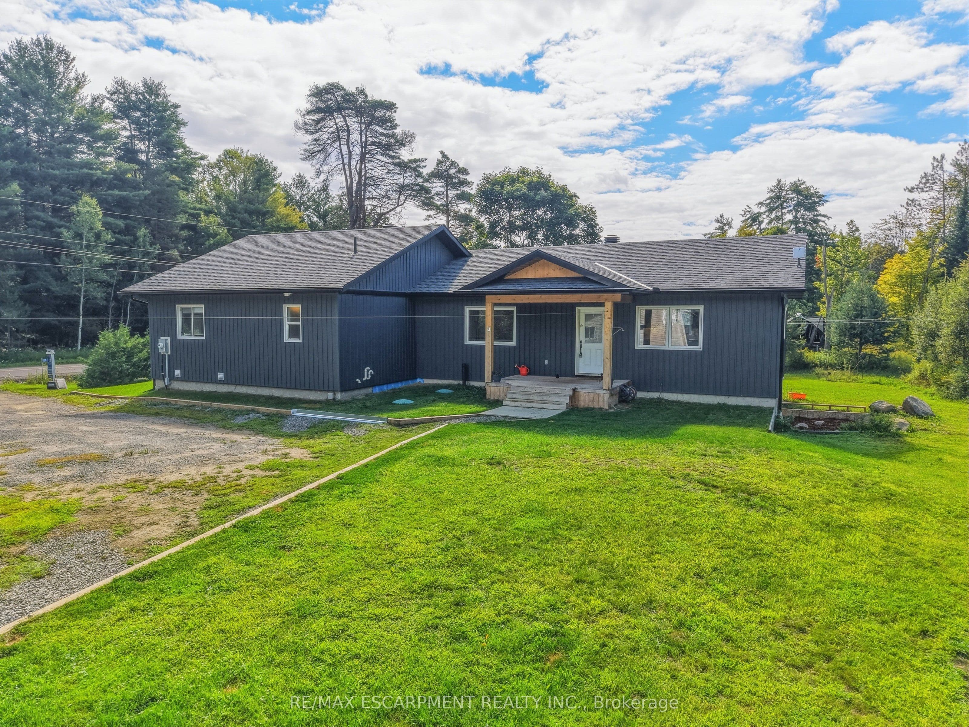 400 Raymond Road, Muskoka Lakes, ON P1L 1X4