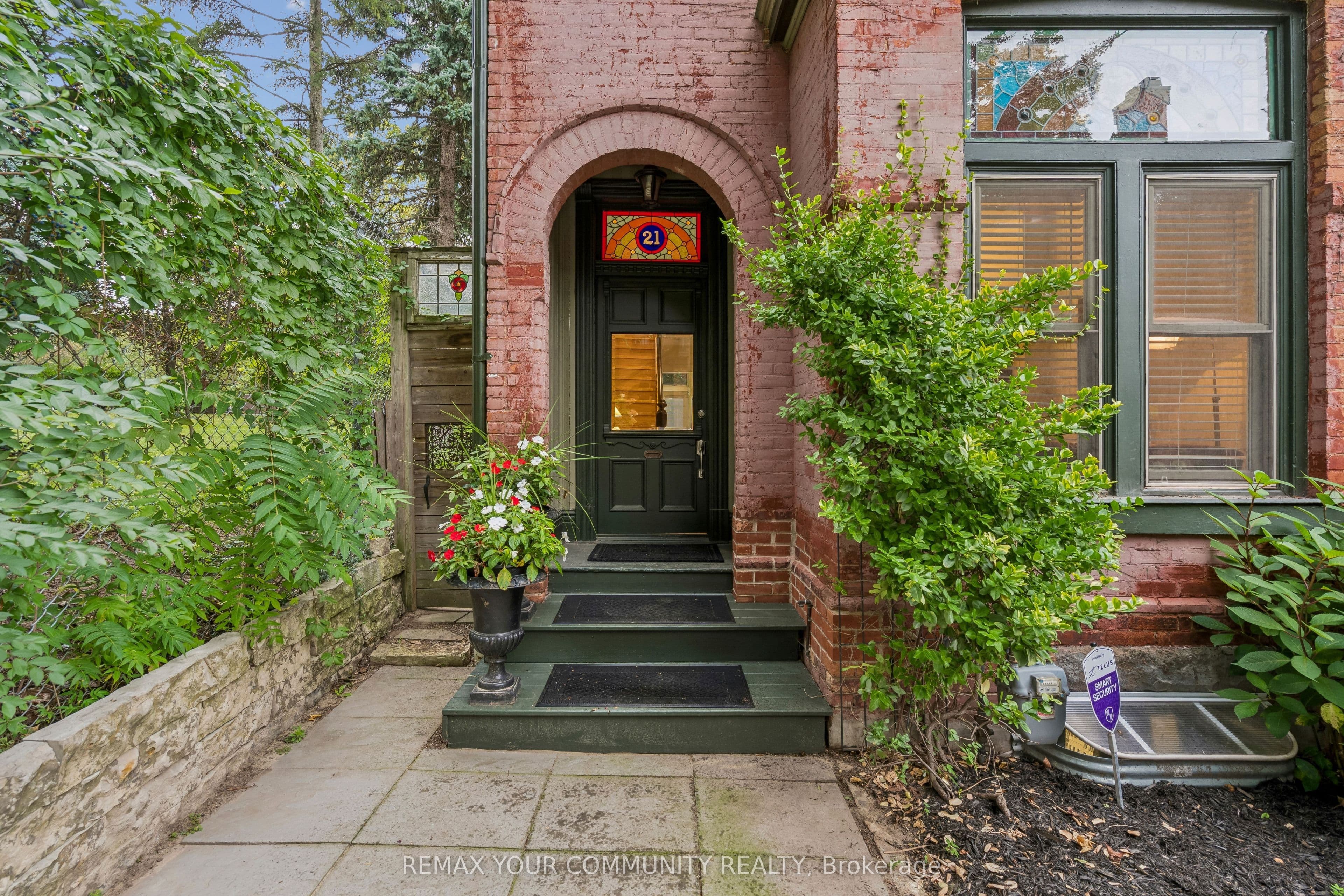 21 Laurier Avenue E, Toronto, ON M4X 1S2