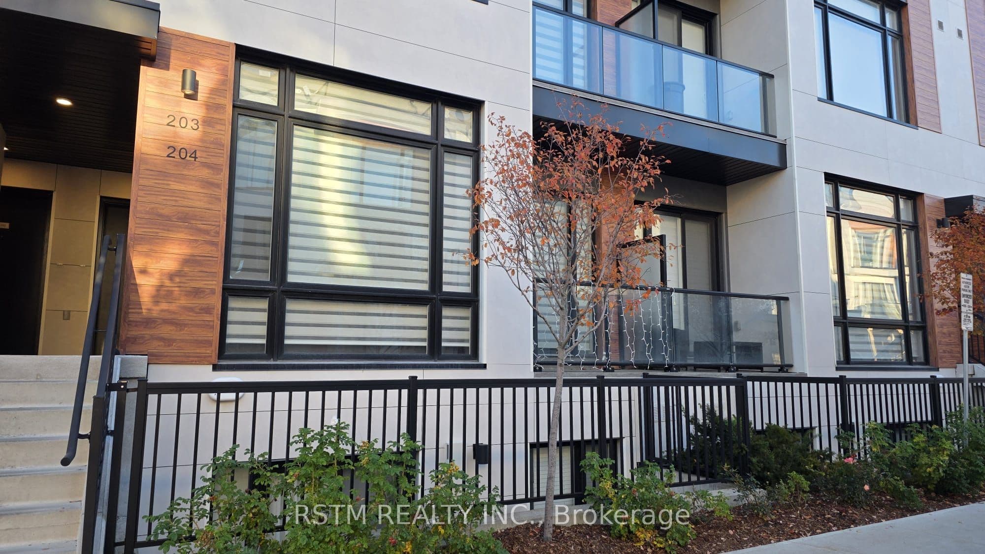 8 Steckley House Lane 204, Richmond Hill, ON L4S 0N1