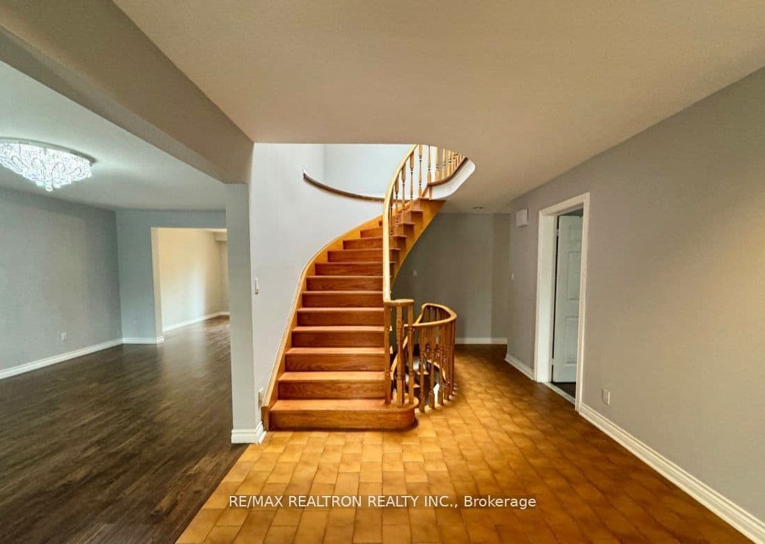 23 Lawnview Drive, Toronto, ON M2N 5J9